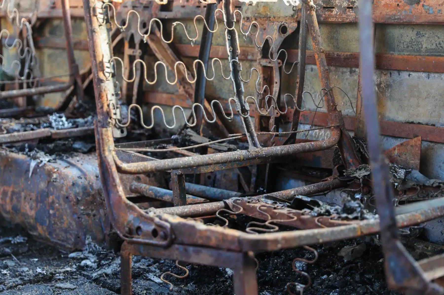 Doce unidades de transporte público tipo cúster quedaron totalmente calcinadas tras un incendio registrado en un depósito ubicado en la zona de Oquendo, en el Callao. Foto: ANDINA/ Ricardo Cuba
