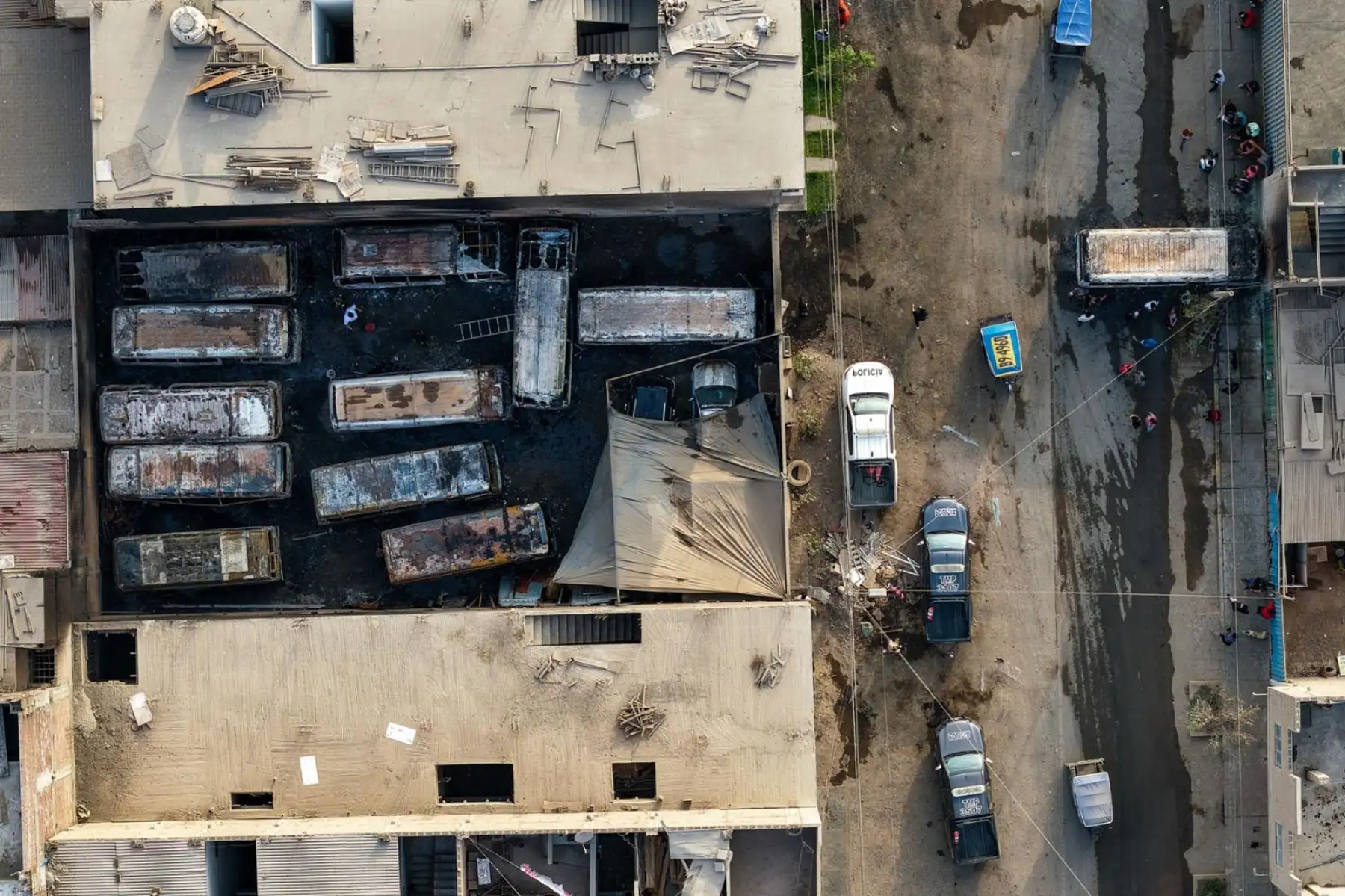 Doce unidades de transporte público tipo cúster quedaron totalmente calcinadas tras un incendio registrado en un depósito ubicado en la zona de Oquendo, en el Callao. Foto: ANDINA/ Ricardo Cuba