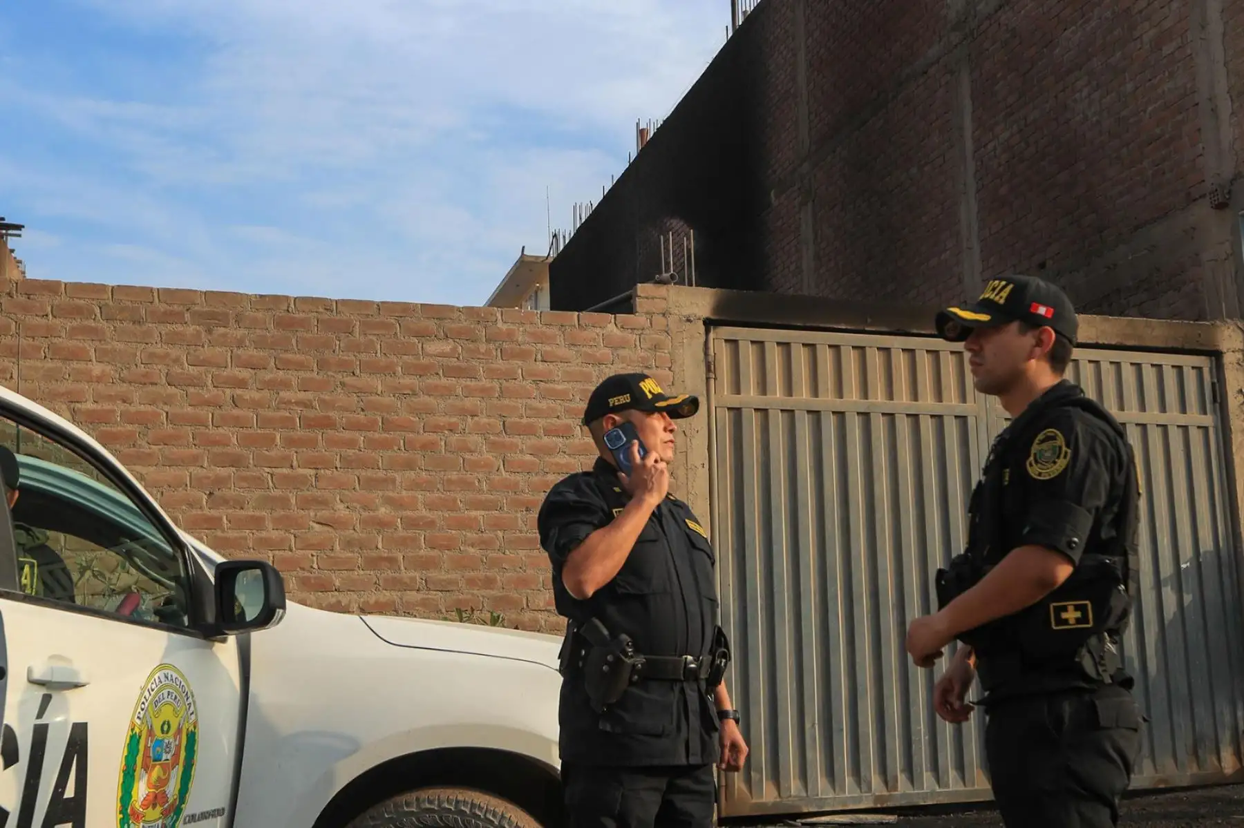Los bomberos lograron controlar las llamas en el incendio ocurrido en un depósito de Oquendo, en el Callao. Personal de la Policía ya se encuentra en la zona para iniciar las investigaciones. Foto: ANDINA/ Ricardo Cuba