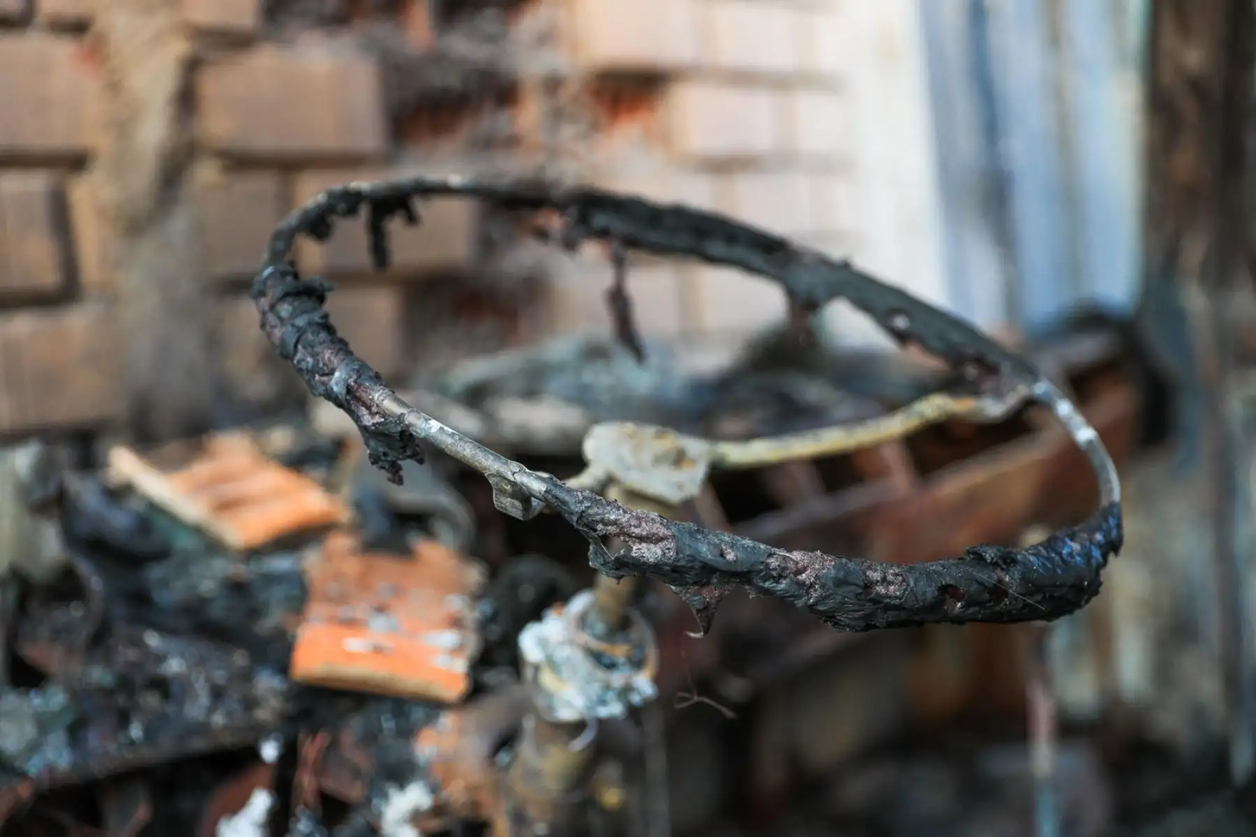 Los bomberos lograron controlar las llamas en el incendio ocurrido en un depósito de Oquendo, en el Callao. Personal de la Policía ya se encuentra en la zona para iniciar las investigaciones. Foto: ANDINA/ Ricardo Cuba