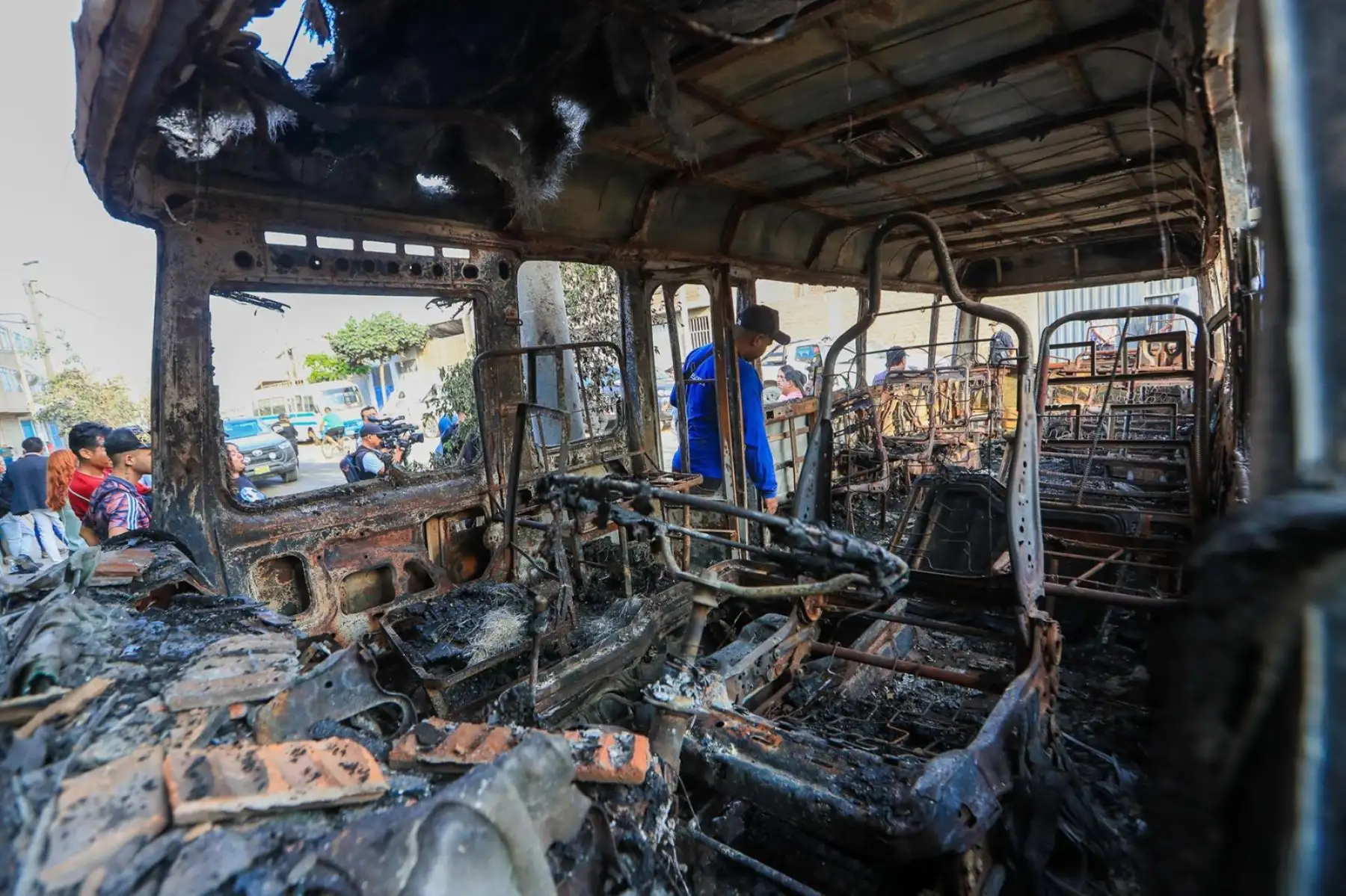 Los bomberos lograron controlar las llamas en el incendio ocurrido en un depósito de Oquendo, en el Callao. Personal de la Policía ya se encuentra en la zona para iniciar las investigaciones. Foto: ANDINA/ Ricardo Cuba