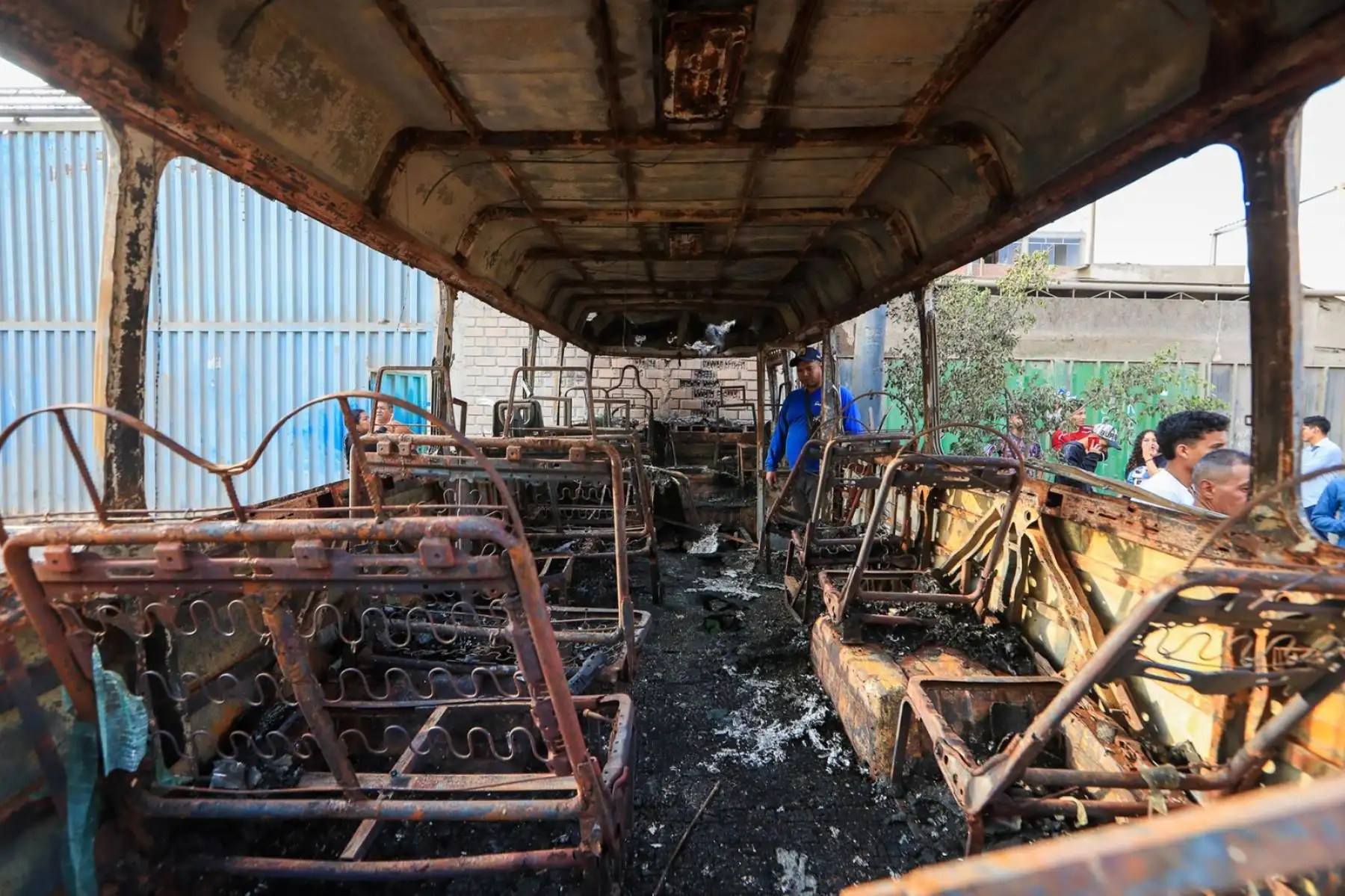 Los bomberos lograron controlar las llamas en el incendio ocurrido en un depósito de Oquendo, en el Callao. Personal de la Policía ya se encuentra en la zona para iniciar las investigaciones. Foto: ANDINA/ Ricardo Cuba