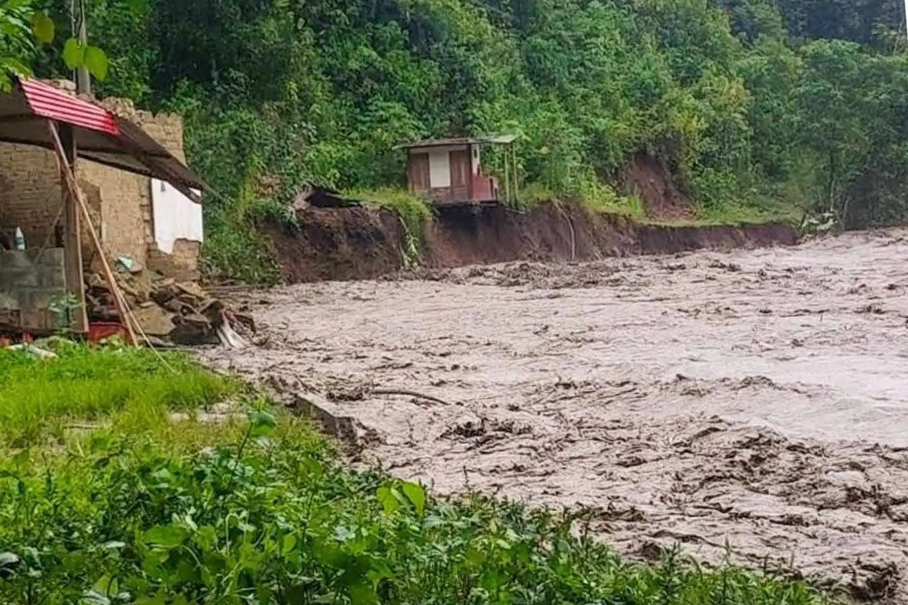 El desborde de las cuencas Lacco Llavero, Chapo y Chirumbia inundó viviendas y campos de cultivo en sectores de Quellouno, en Cusco. No se reportan víctimas, pero sí daños a la producción agrícola y a bienes de las familias afectadas. Foto: Difusión