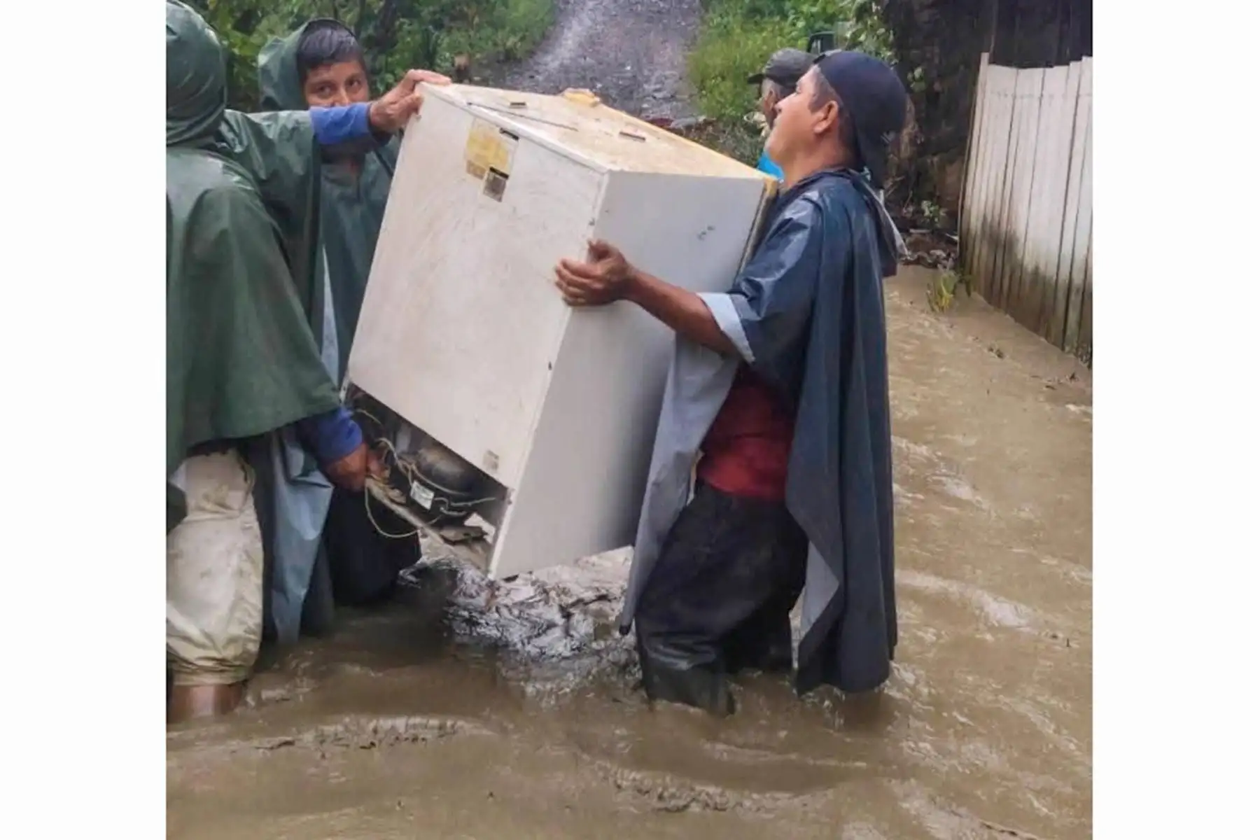 Las intensas lluvias en Cusco provocaron huaicos, deslizamientos y el desborde de ríos en Quellouno, dejando viviendas y cultivos inundados, además de vías interrumpidas. Foto: Difusión