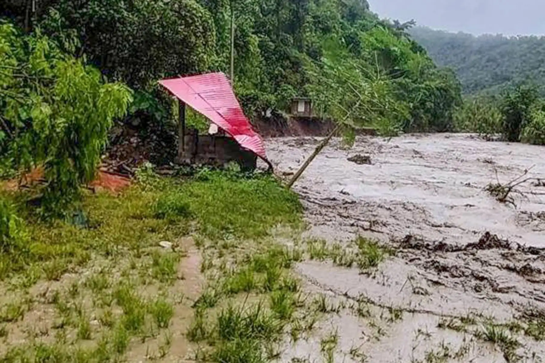 Las intensas lluvias en Cusco provocaron huaicos, deslizamientos y el desborde de ríos en Quellouno, dejando viviendas y cultivos inundados, además de vías interrumpidas. Foto: Difusión