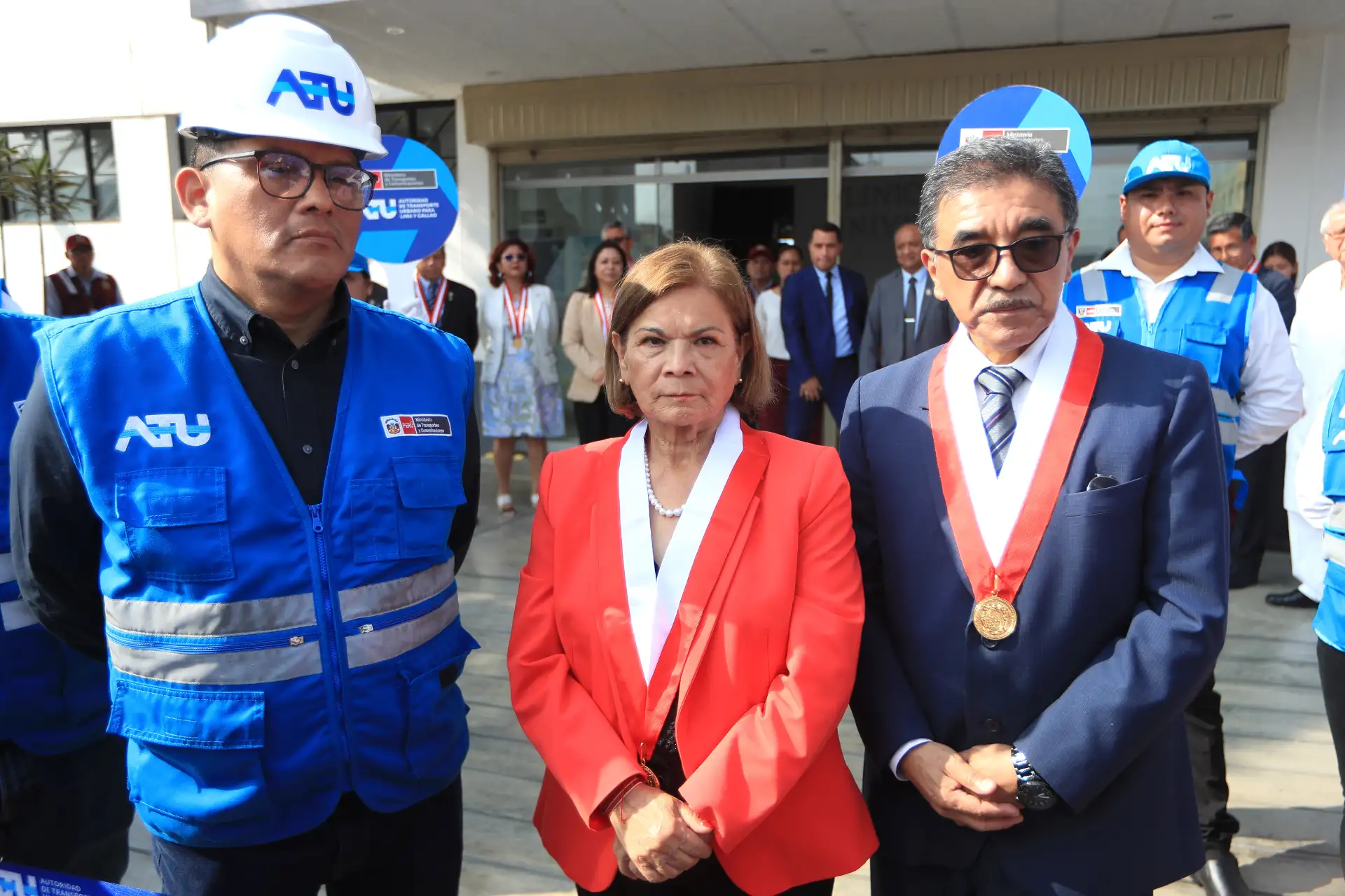 La rectora de la UNMSM, Jeri Ramón Ruffner, y el presidente del Consejo Directivo de la ATU, David Augusto Hernández Salazar, participan en la ceremonia de colocación de la primera piedra de dos obras compensatorias en la Decana de América.
Foto: ANDINA/Ricardo Cuba
