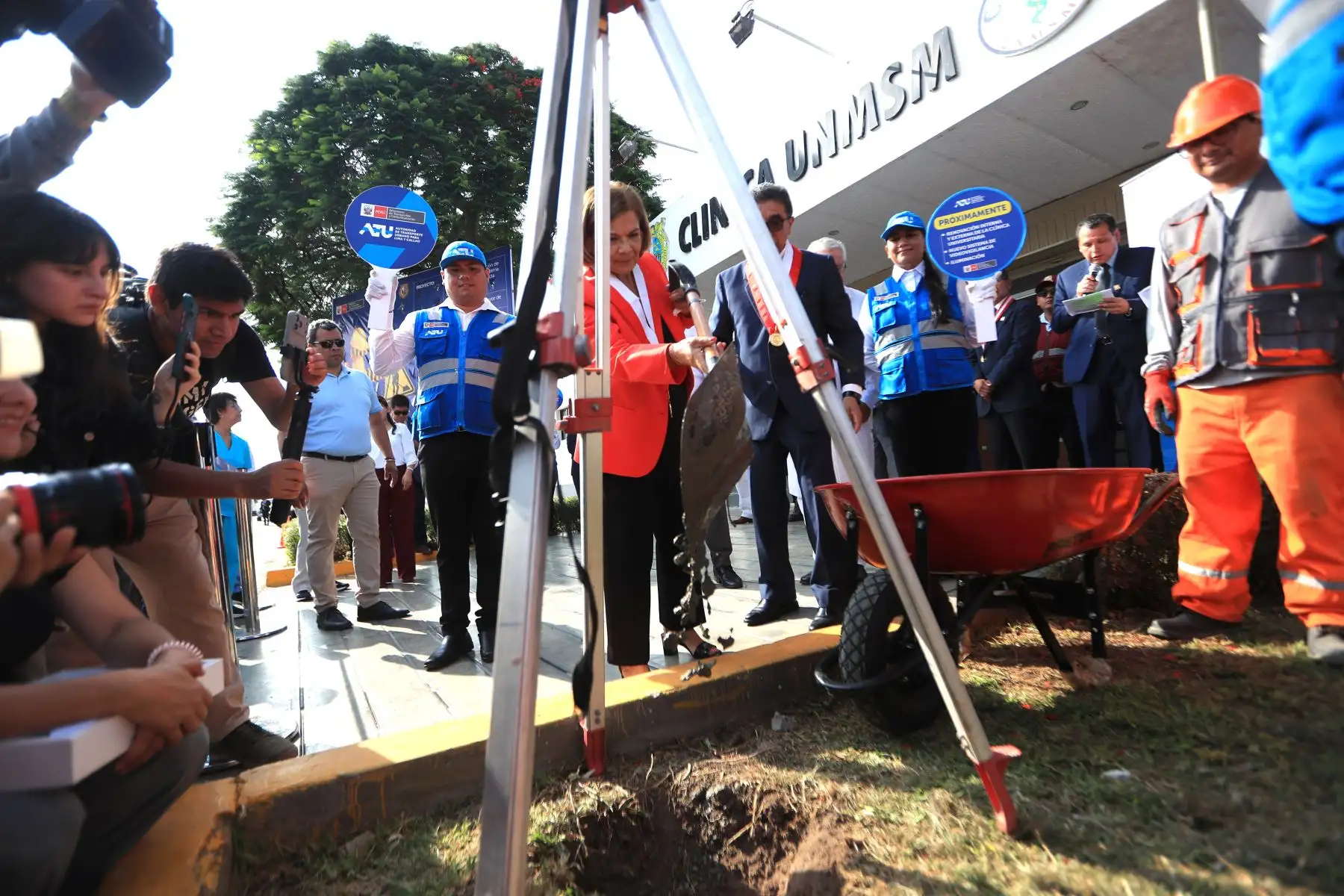 La Autoridad de Transporte Urbano para Lima y el Callao (ATU) coloca la primera piedra de dos obras compensatorias en la Universidad Nacional Mayor de San Marcos, orientadas a mejorar la iluminación, la videovigilancia y la infraestructura en zonas internas y externas del campus.

Foto: ANDINA/Ricardo Cuba