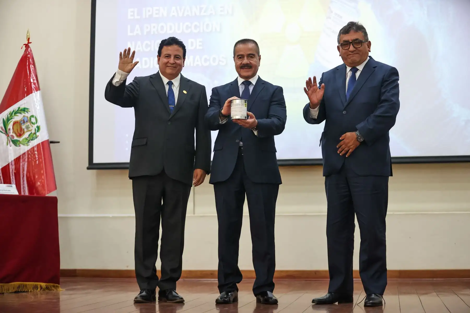 El Instituto Peruano de Energía Nuclear (IPEN) presentó oficialmente el Lutecio-177, radiofármaco de última generación destinado al tratamiento del cáncer de páncreas y de próstata. El evento fue encabezado por Dr. Rolando Páucar Jáuregui, jefe del IPEN y de los ministros de Salud, Luis Napoleón Quiroz y el titular de Energía y Minas, Luis Enrique Bravo de la Cruz.

Foto:ANDINA / Juan Carlos Guzmán Negrini
