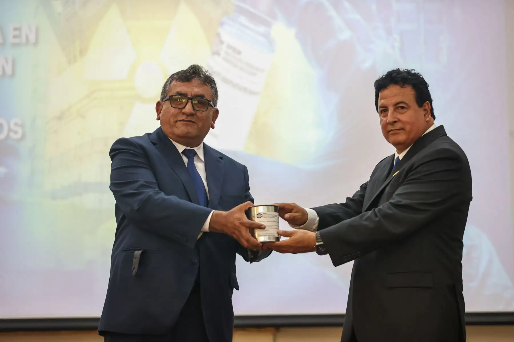El Instituto Peruano de Energía Nuclear (IPEN) presentó oficialmente el Lutecio-177, radiofármaco de última generación destinado al tratamiento del cáncer de páncreas y de próstata. El evento fue encabezado por Dr. Rolando Páucar Jáuregui, jefe del IPEN y de los ministros de Salud, Luis Napoleón Quiroz y el titular de Energía y Minas, Luis Enrique Bravo de la Cruz.

Foto:ANDINA / Juan Carlos Guzmán Negrini