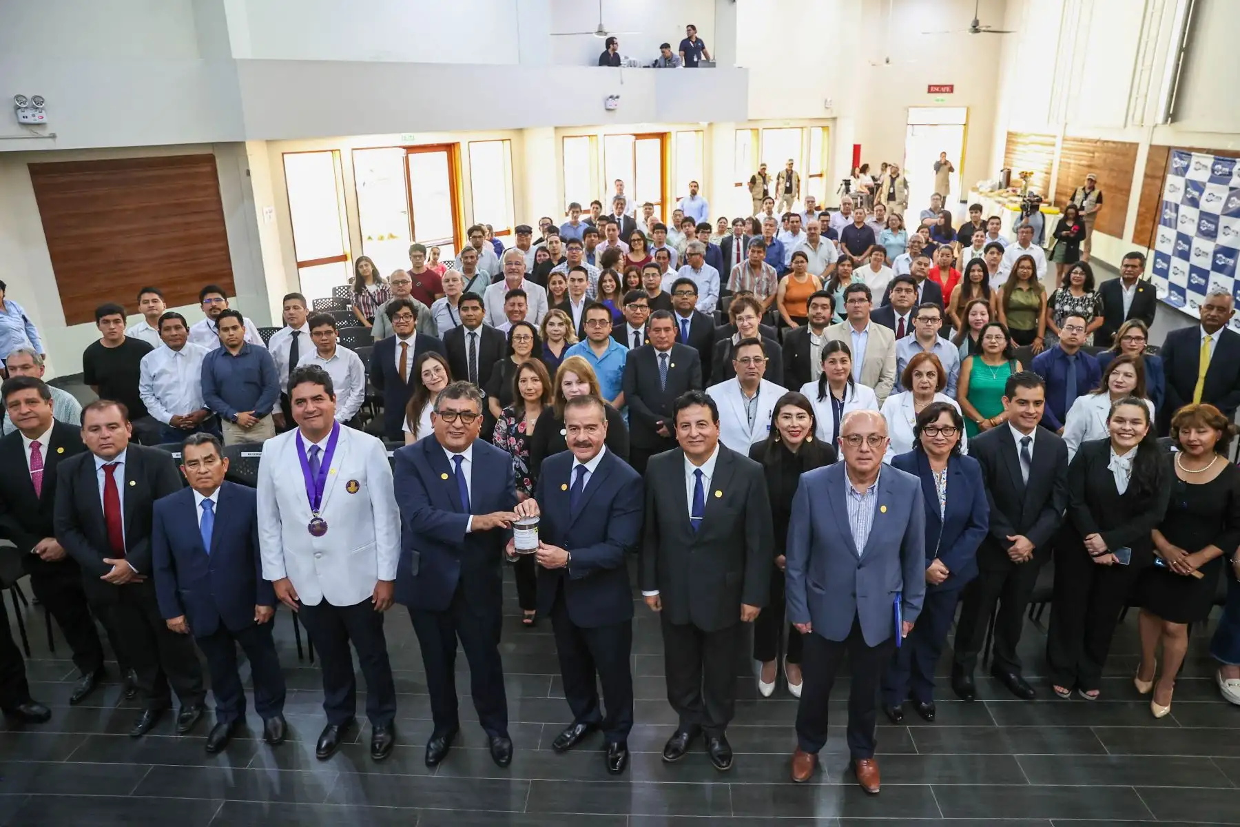 El Instituto Peruano de Energía Nuclear (IPEN) presentó oficialmente el Lutecio-177, radiofármaco de última generación destinado al tratamiento del cáncer de páncreas y de próstata. El evento fue encabezado por Dr. Rolando Páucar Jáuregui, jefe del IPEN y de los ministros de Salud, Luis Napoleón Quiroz y el titular de Energía y Minas, Luis Enrique Bravo de la Cruz.

Foto:ANDINA / Juan Carlos Guzmán Negrini