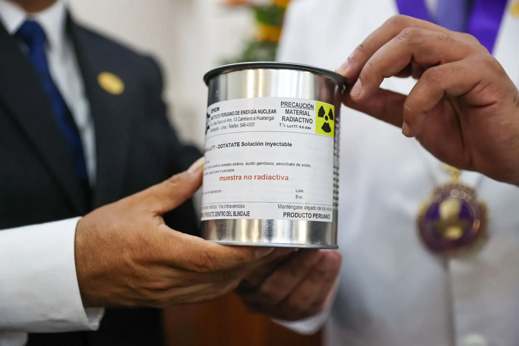 El Instituto Peruano de Energía Nuclear (IPEN) presentó oficialmente el Lutecio-177, radiofármaco de última generación destinado al tratamiento del cáncer de páncreas y de próstata. El evento fue encabezado por Dr. Rolando Páucar Jáuregui, jefe del IPEN y de los ministros de Salud, Luis Napoleón Quiroz y el titular de Energía y Minas, Luis Enrique Bravo de la Cruz.

Foto:ANDINA / Juan Carlos Guzmán Negrini