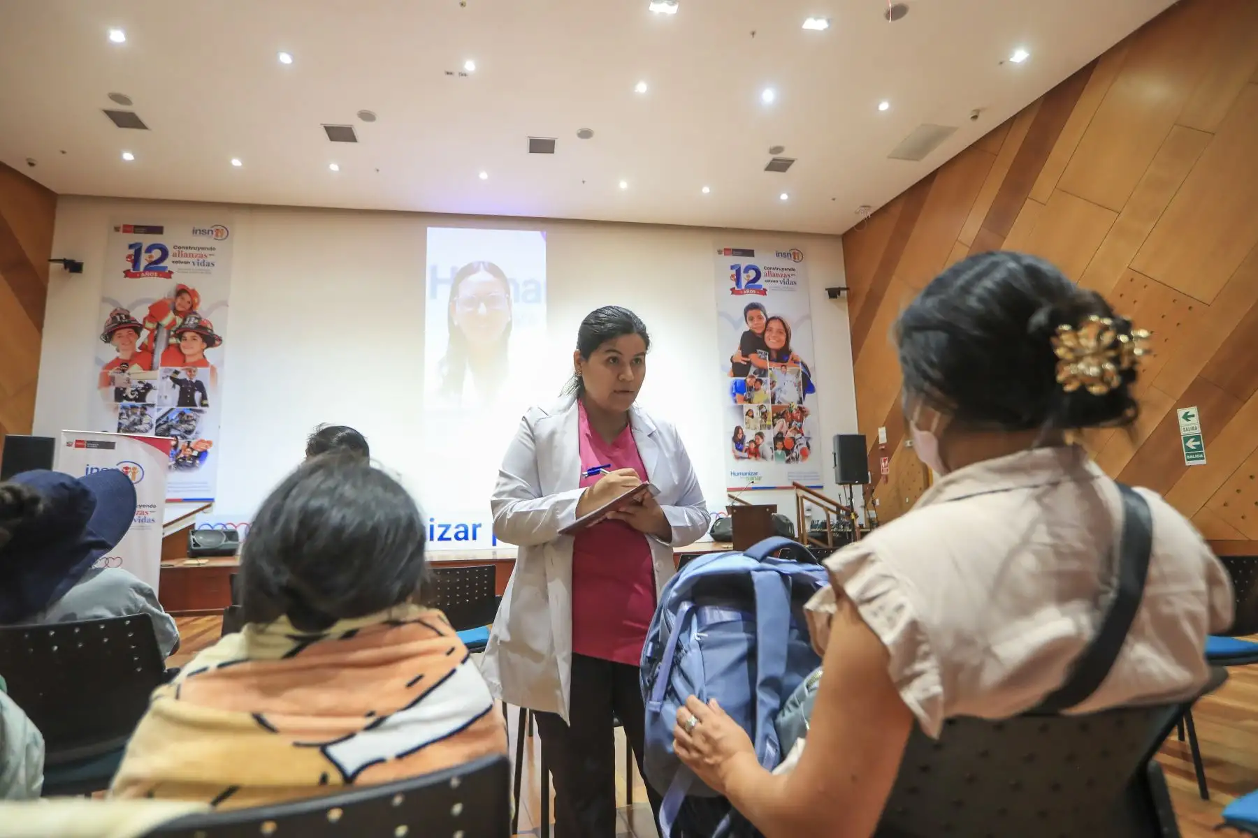 INSN San Borja se une a la lucha contra el cáncer de piel. En el marco del "Día del Lunar", especialistas del Instituto Nacional de Salud del Niño San Borja realizaron una jornada gratuita de detección precoz de cáncer de piel y melanoma, buscando sensibilizar a la población sobre la importancia de identificar lesiones sospechosas a tiempo. Foto: ANDINA/Ricardo Cuba