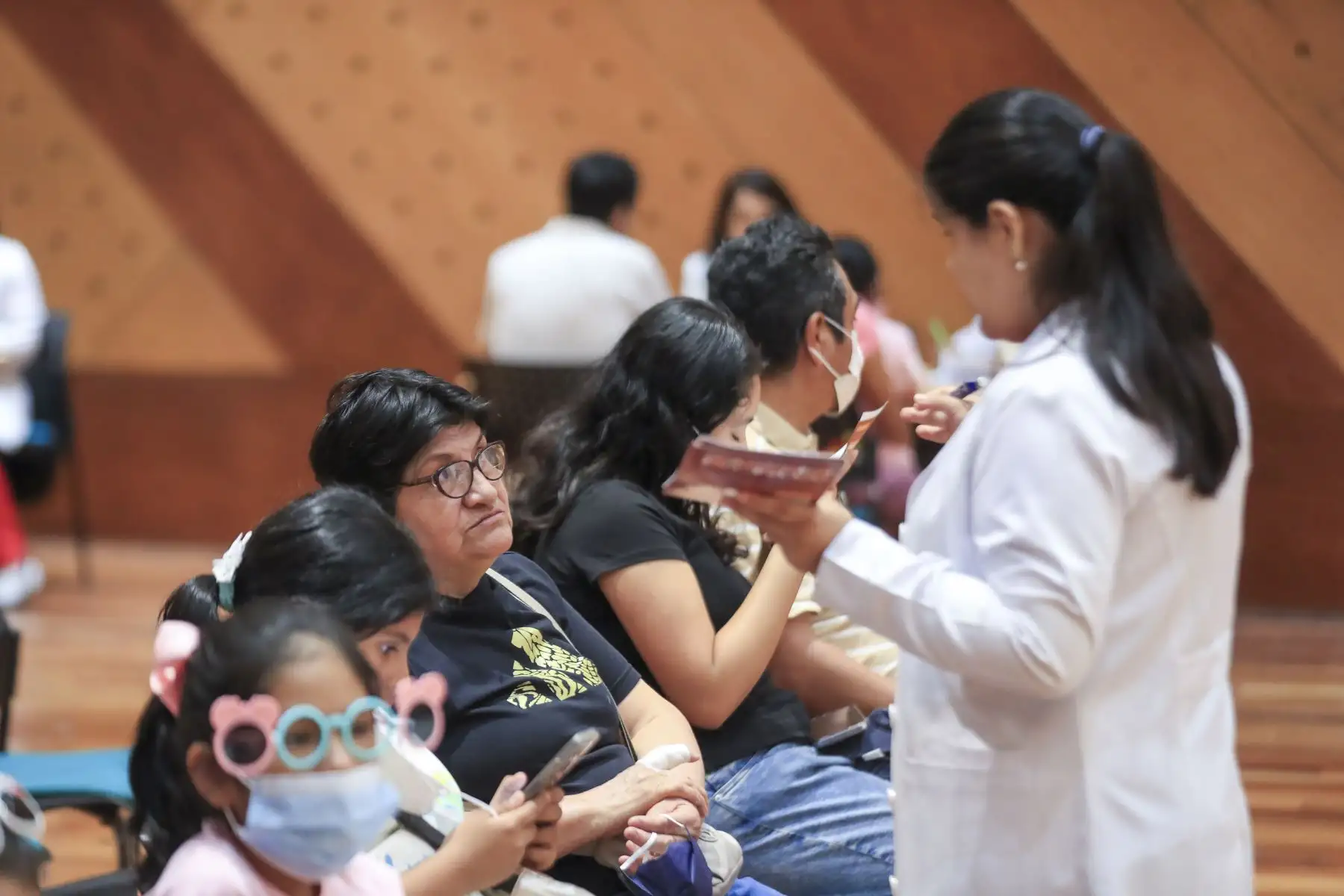 Protección ante la radiación UV. Expertos del INSN San Borja advierten que la exposición excesiva al sol es la principal causa de cáncer de piel. Como parte de la campaña, se entregaron muestras de bloqueadores solares y se brindó orientación sobre el uso correcto de sombreros y ropa protectora durante la temporada de verano.   Foto: ANDINA/Ricardo Cuba