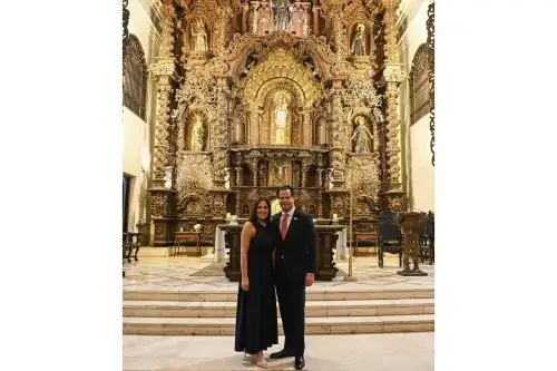 Embajador de Estados Unidos, visita la iglesia limeña donde se casó hace 24 años