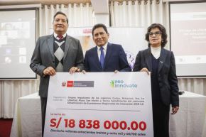 El ministro de la Producción, César Quispe Luján, entrega de manera simbólica más de 18 millones de soles para innovación de siete regiones del país, durante una ceremonia realizada en la Cámara de Comercio de Cusco. ANDINA/Difusión