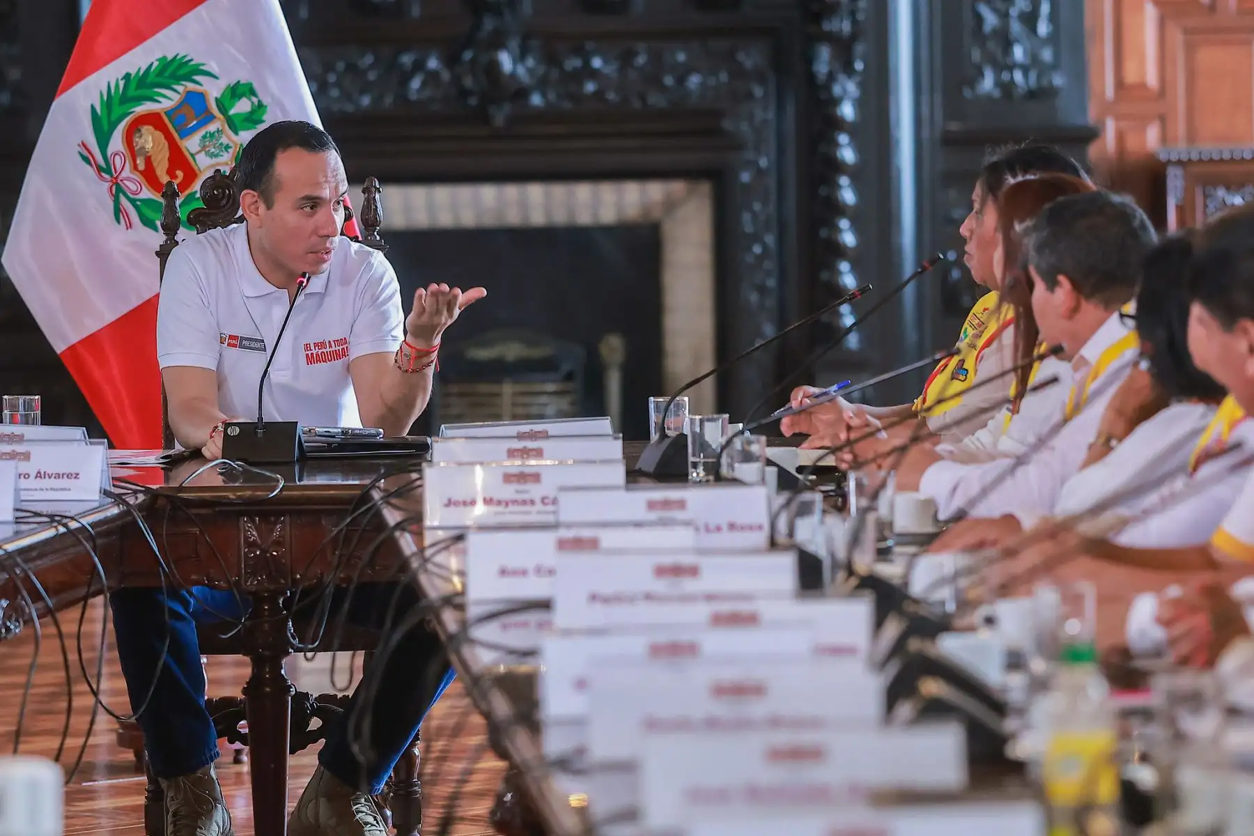 Hoy, el presidente de la república, José Jerí, se reunió con representantes de las Juntas Vecinales de Seguridad Ciudadana para escucharlos y seguir construyendo soluciones juntos. Un encuentro donde se lograron acuerdos importantes para fortalecer su trabajo y el rol fundamental que cumplen en la seguridad de nuestros barrios. Foto: ANDINA/Prensa Presidencia