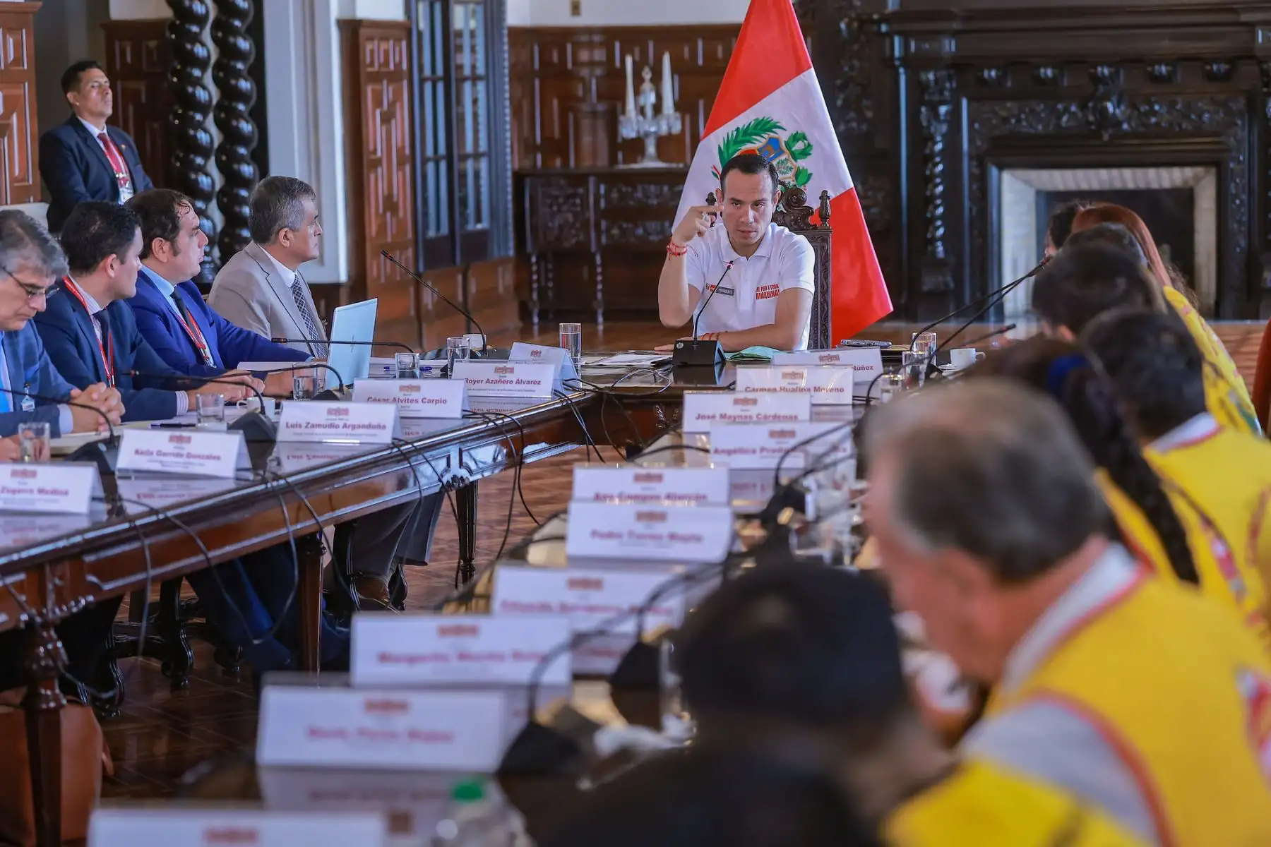 Hoy, el presidente de la república, José Jerí, se reunió con representantes de las Juntas Vecinales de Seguridad Ciudadana para escucharlos y seguir construyendo soluciones juntos. Un encuentro donde se lograron acuerdos importantes para fortalecer su trabajo y el rol fundamental que cumplen en la seguridad de nuestros barrios. Foto: ANDINA/Prensa Presidencia