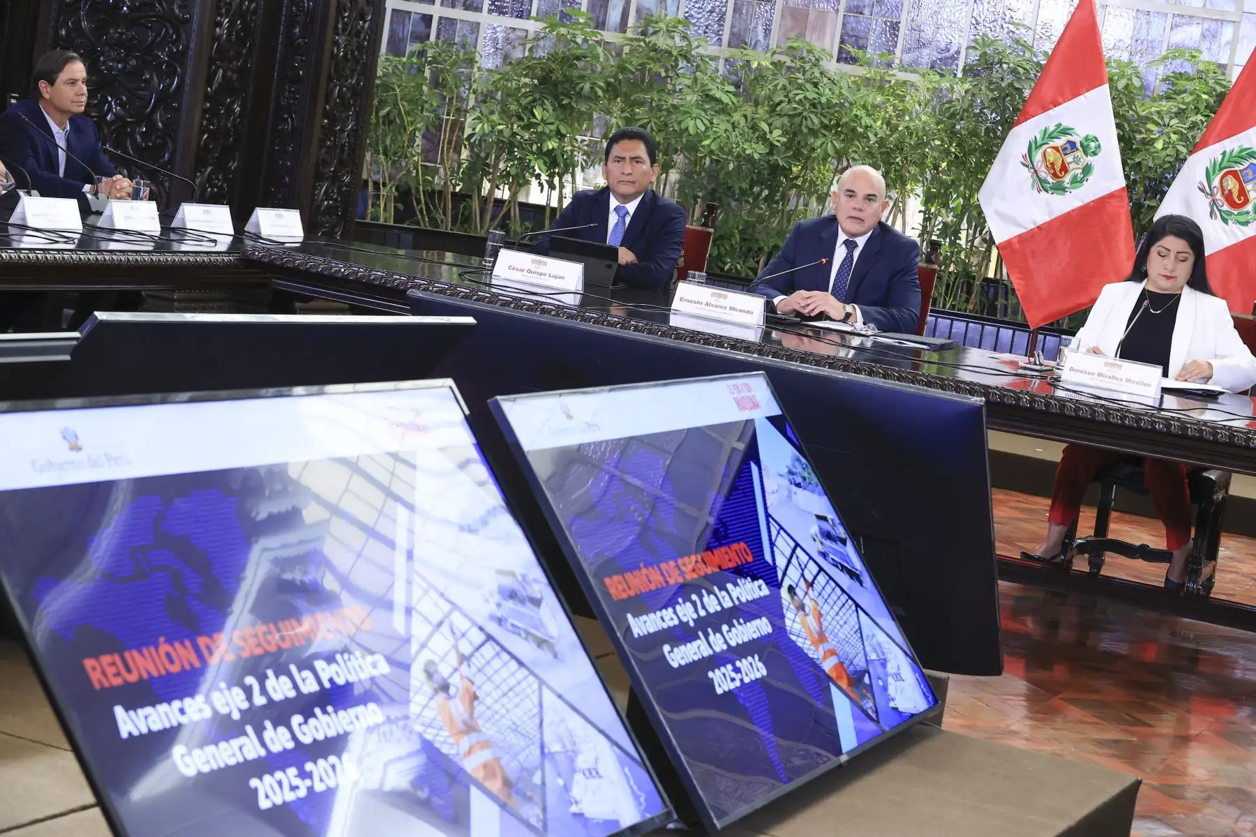 Liderazgo institucional: El presidente del Consejo de Ministros, Ernesto Álvarez Miranda, encabeza la reunión de seguimiento del Eje 2 de la Política General de Gobierno, enfocada en el crecimiento económico y el destrabe de inversiones. Foto: ANDINA/Jhonel Rodríguez Robles