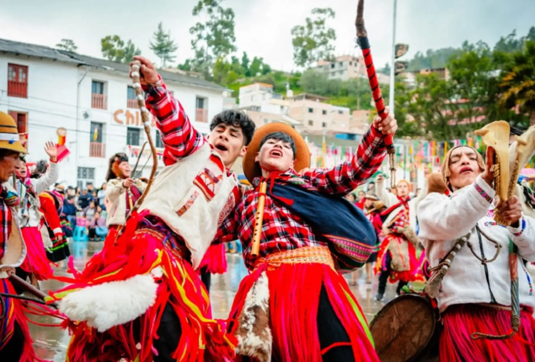 ¿En qué región hoy lunes 27 es día no laborable por aniversario de su fundación política?
