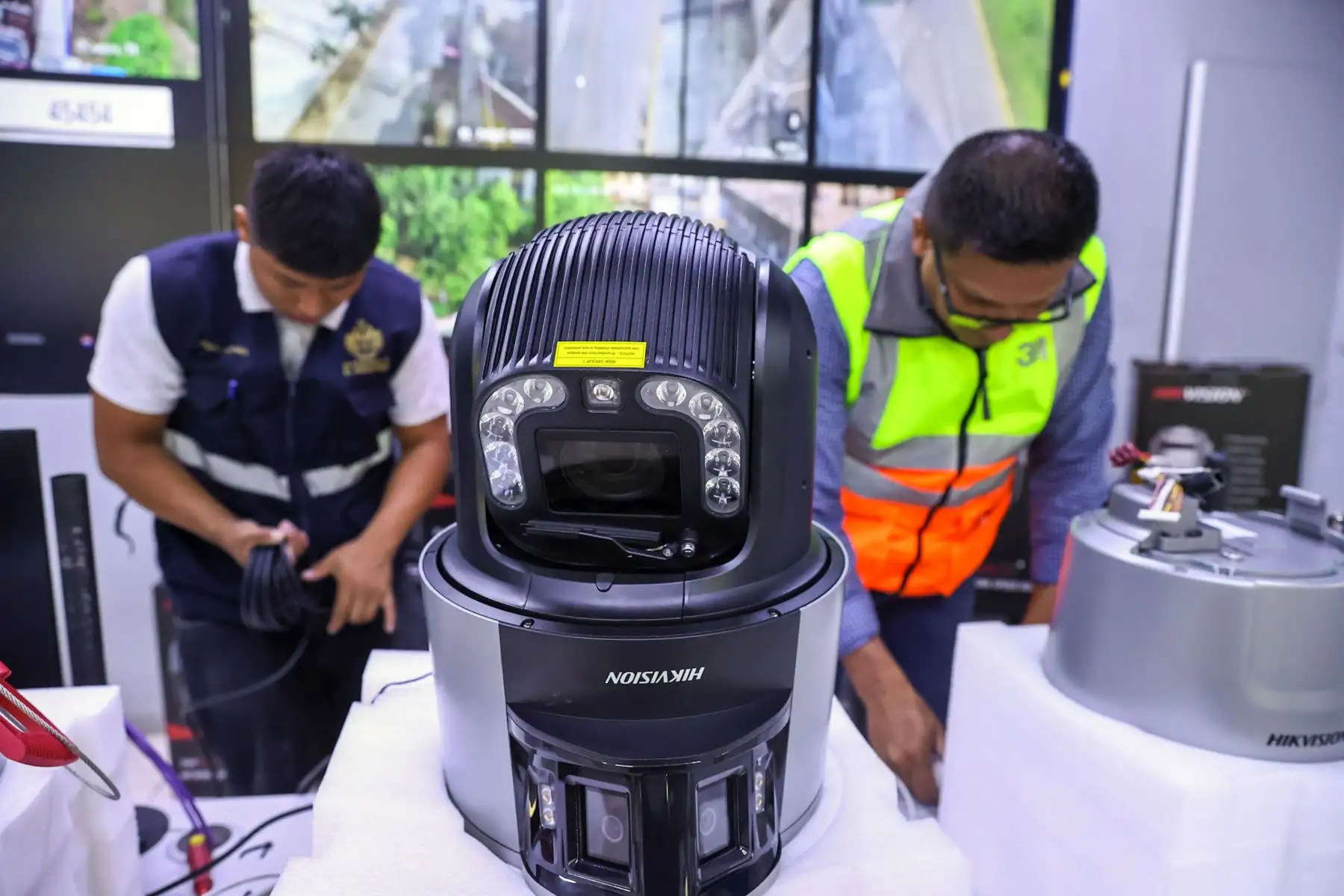 El burgomaestre Richard Soria presentó los nuevos equipos de videovigilancia que se suman al sistema de seguridad ciudadana del distrito. Foto: ANDINA/ Juan Carlos Guzmán Negrini