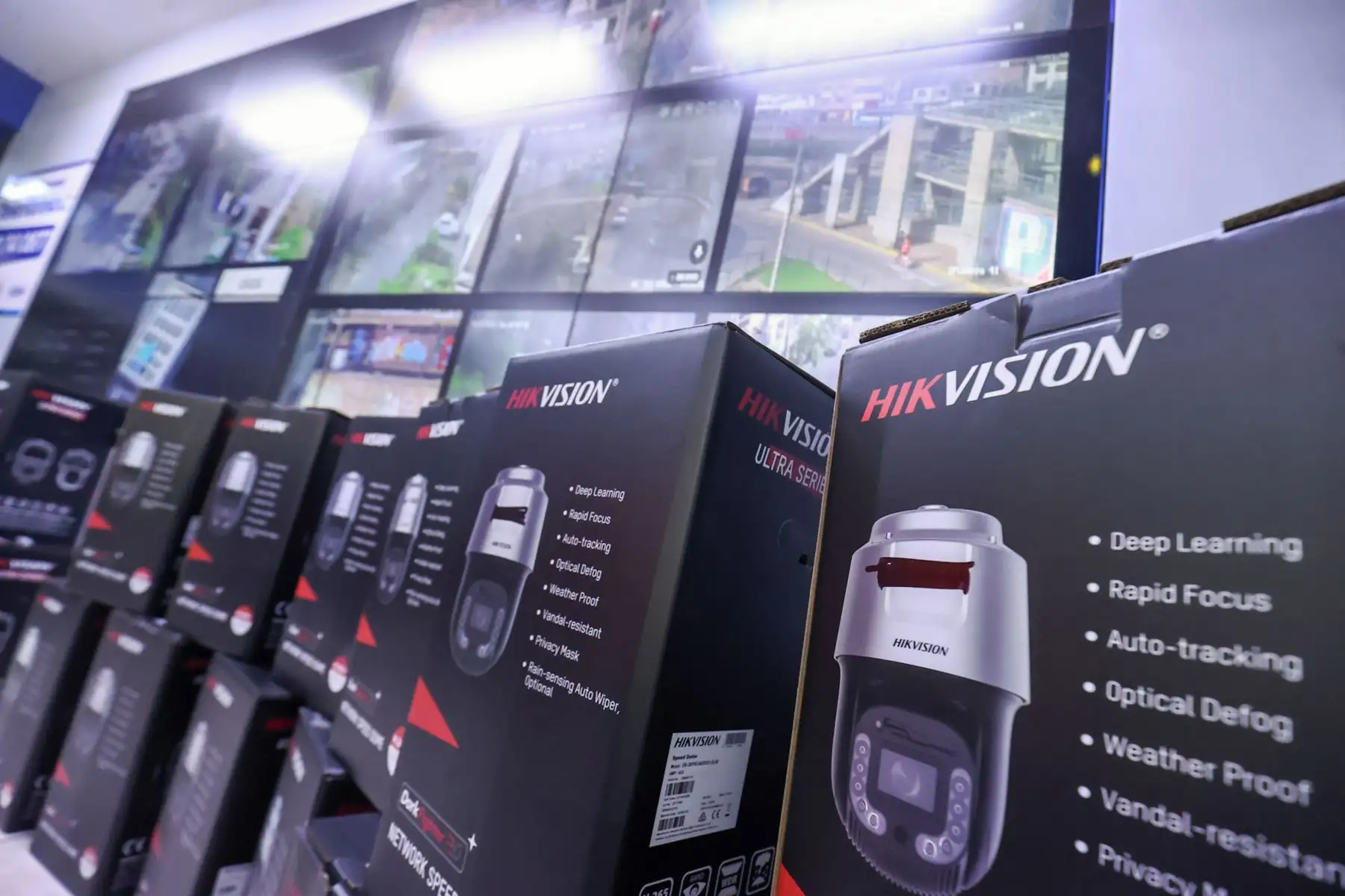 El burgomaestre Richard Soria presentó los nuevos equipos de videovigilancia que se suman al sistema de seguridad ciudadana del distrito. Foto: ANDINA/ Juan Carlos Guzmán Negrini