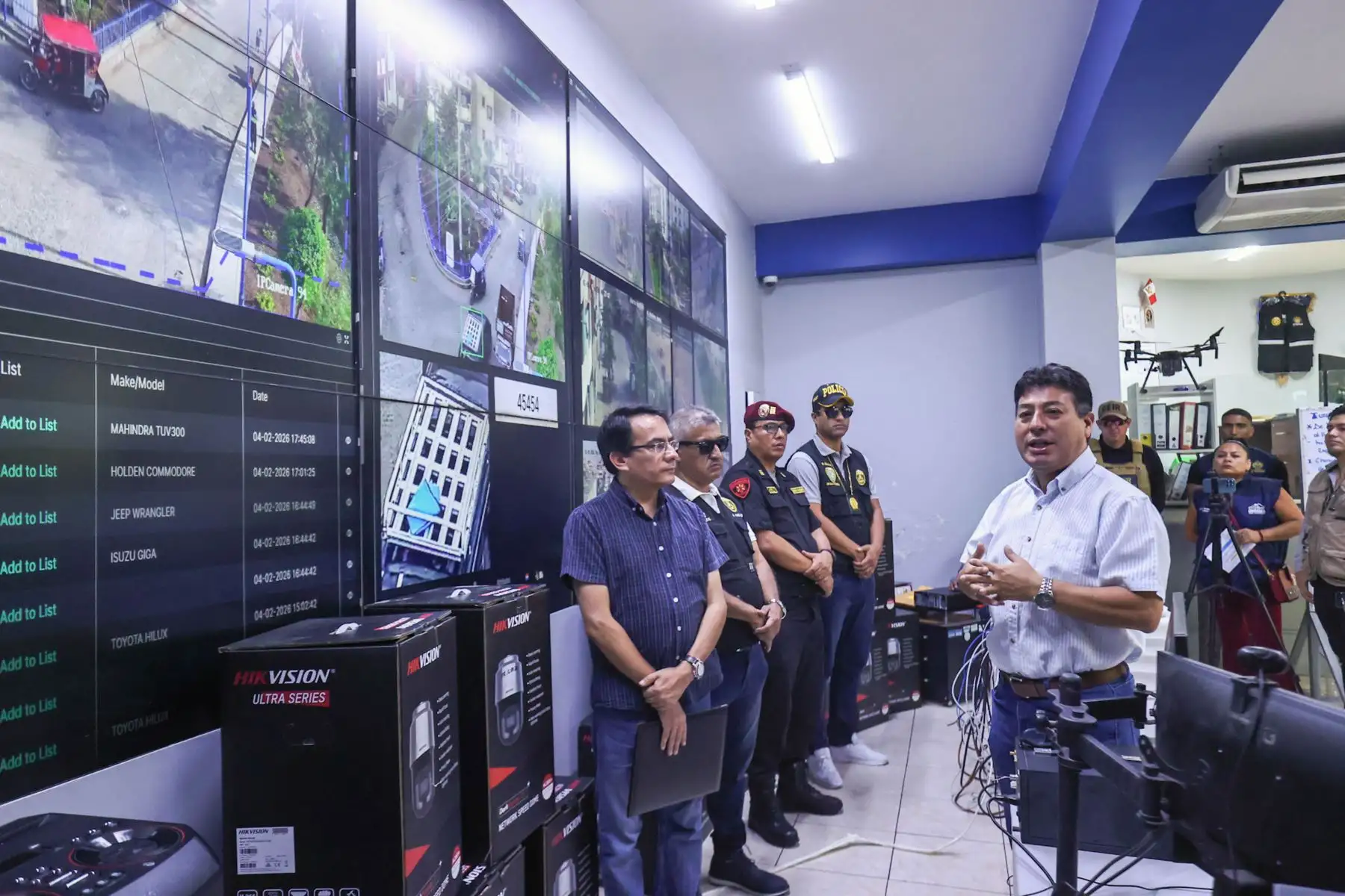El burgomaestre Richard Soria presentó los nuevos equipos de videovigilancia que se suman al sistema de seguridad ciudadana del distrito. Foto: ANDINA/ Juan Carlos Guzmán Negrini