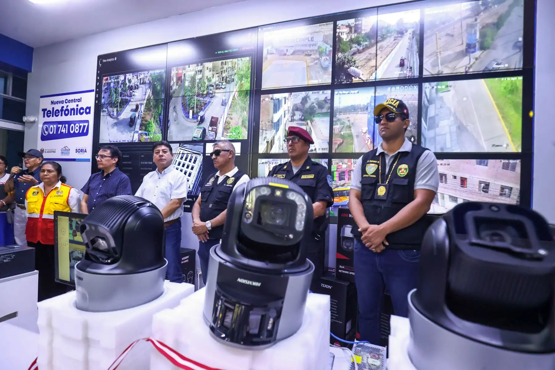 El burgomaestre Richard Soria presentó los nuevos equipos de videovigilancia que se suman al sistema de seguridad ciudadana del distrito. Foto: ANDINA/ Juan Carlos Guzmán Negrini
