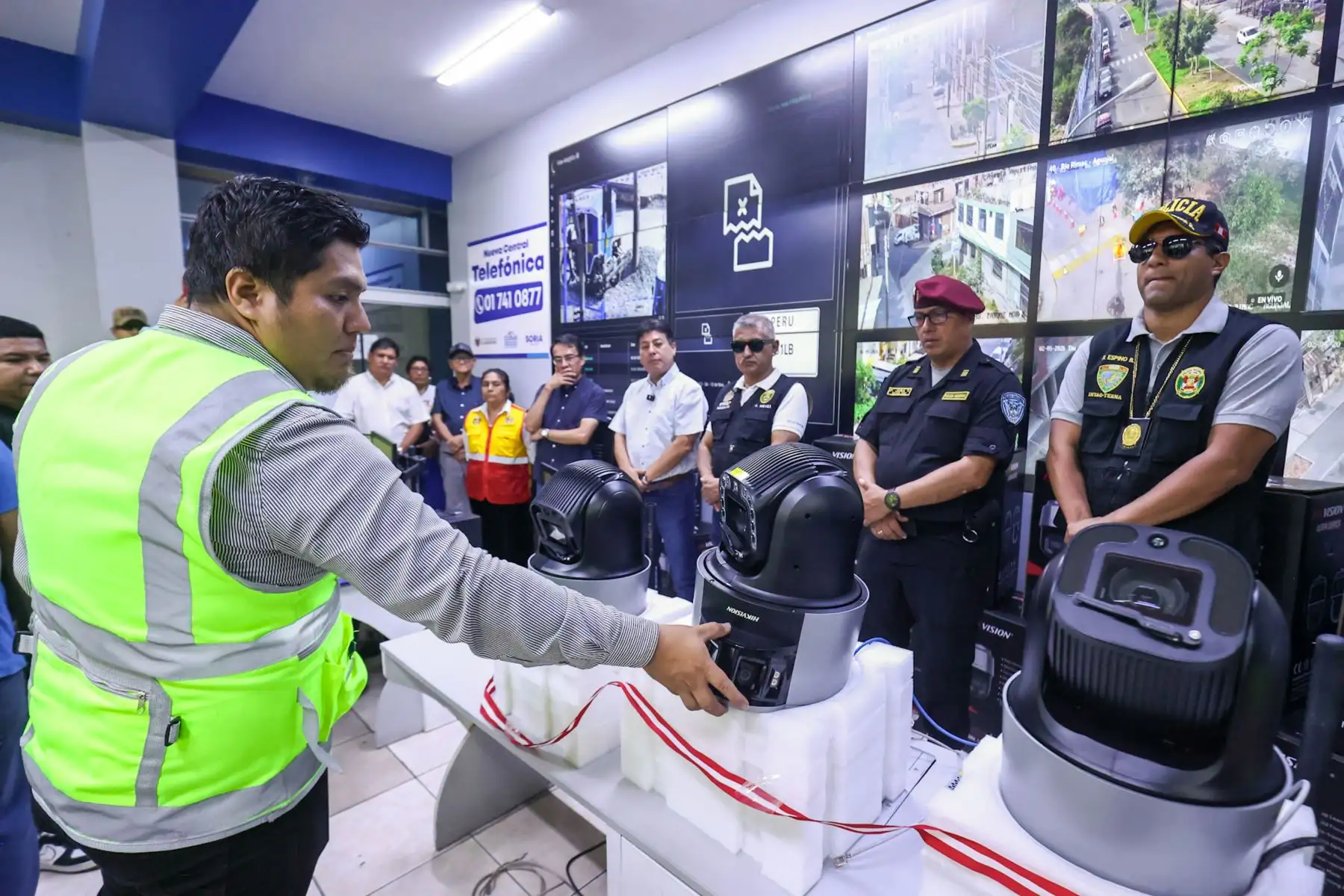 El alcalde de El Agustino, Richard Soria, encabezó la presentación de 34 cámaras inteligentes que serán incorporadas al sistema de videovigilancia del distrito para fortalecer las acciones de prevención y respuesta ante la delincuencia.

Foto: ANDINA/ Juan Carlos Guzmán Negrini