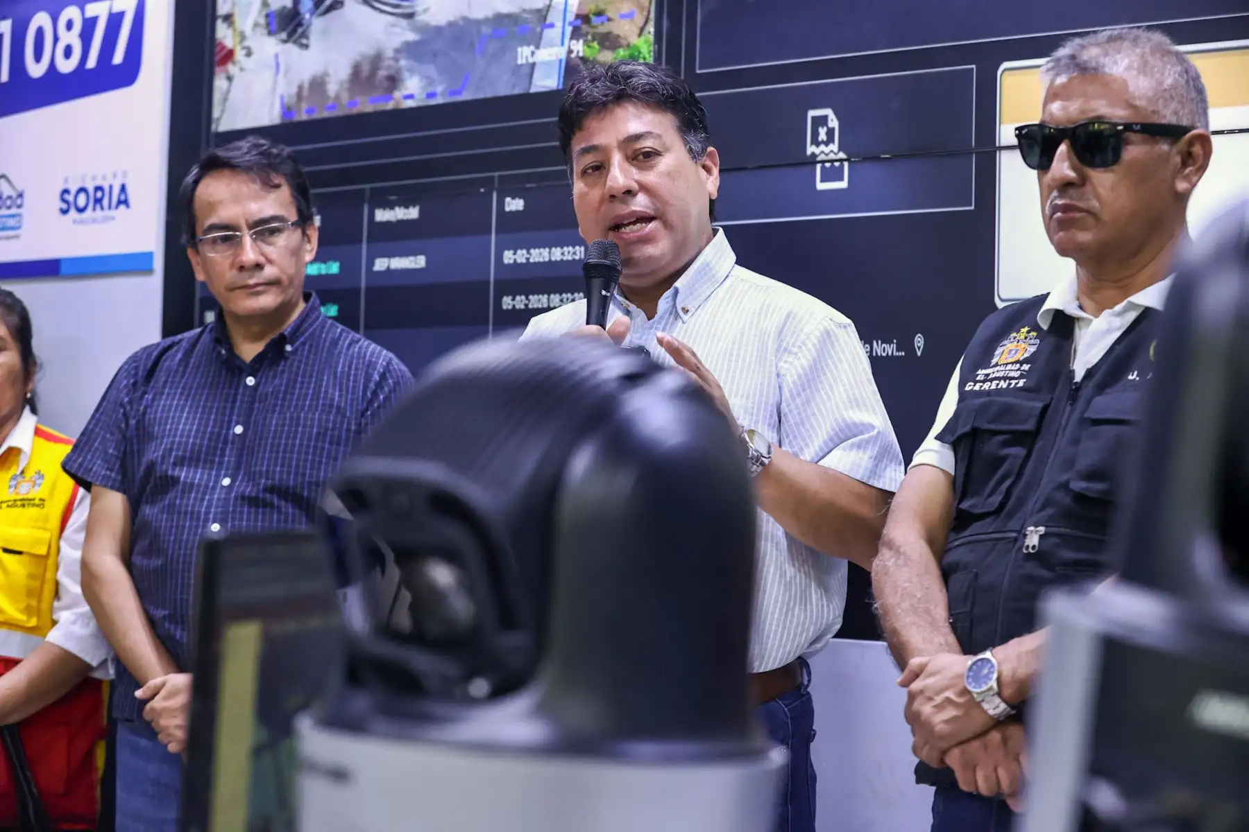 El alcalde de El Agustino, Richard Soria, encabezó la presentación de 34 cámaras inteligentes que serán incorporadas al sistema de videovigilancia del distrito para fortalecer las acciones de prevención y respuesta ante la delincuencia.

Foto: ANDINA/ Juan Carlos Guzmán Negrini