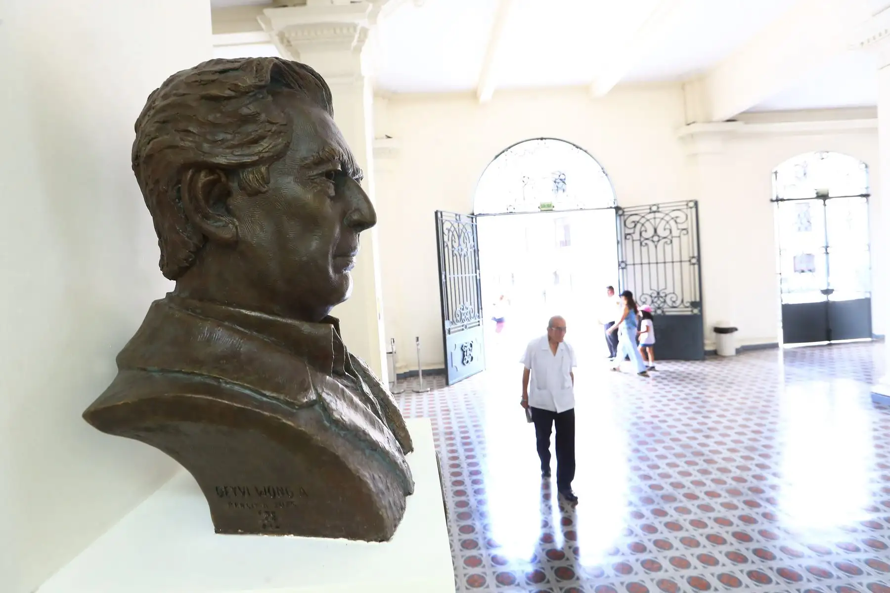 Autoridades del Ministerio de Educación, participaron en la ceremonia, reafirmando el valor de la literatura como pilar fundamental de la formación cultural del país.
Foto: ANDINA/Verónica Calderón Zúñiga