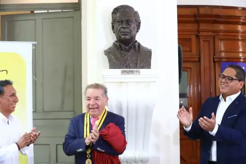 Develan busto de Mario Vargas Llosa como homenaje a su legado universal