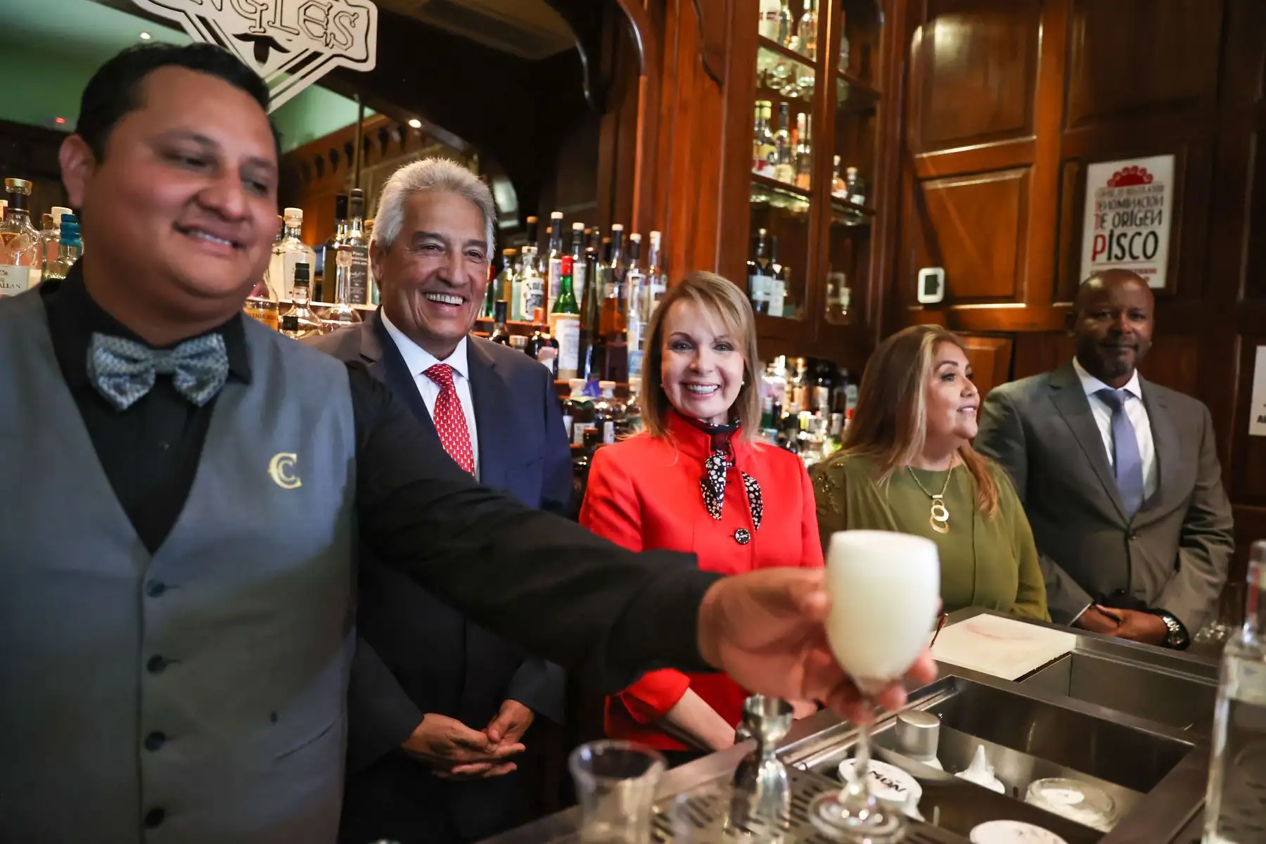 El segundo vicepresidente de ADEX, Carlos Schroth,  encabezó la ceremonia organizada por dicha institución con motivo del Día del Pisco Sour en el hotel Country Club de San Isidro.

Foto: ANDINA/Juan Carlos Guzmán Negrini