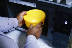 Advierten de los peligros para la salud de calentar alimentos o bebidas en tapers o vasos de plástico dentro del horno microondas. Foto: ANDINA/Daniel Bracamonte