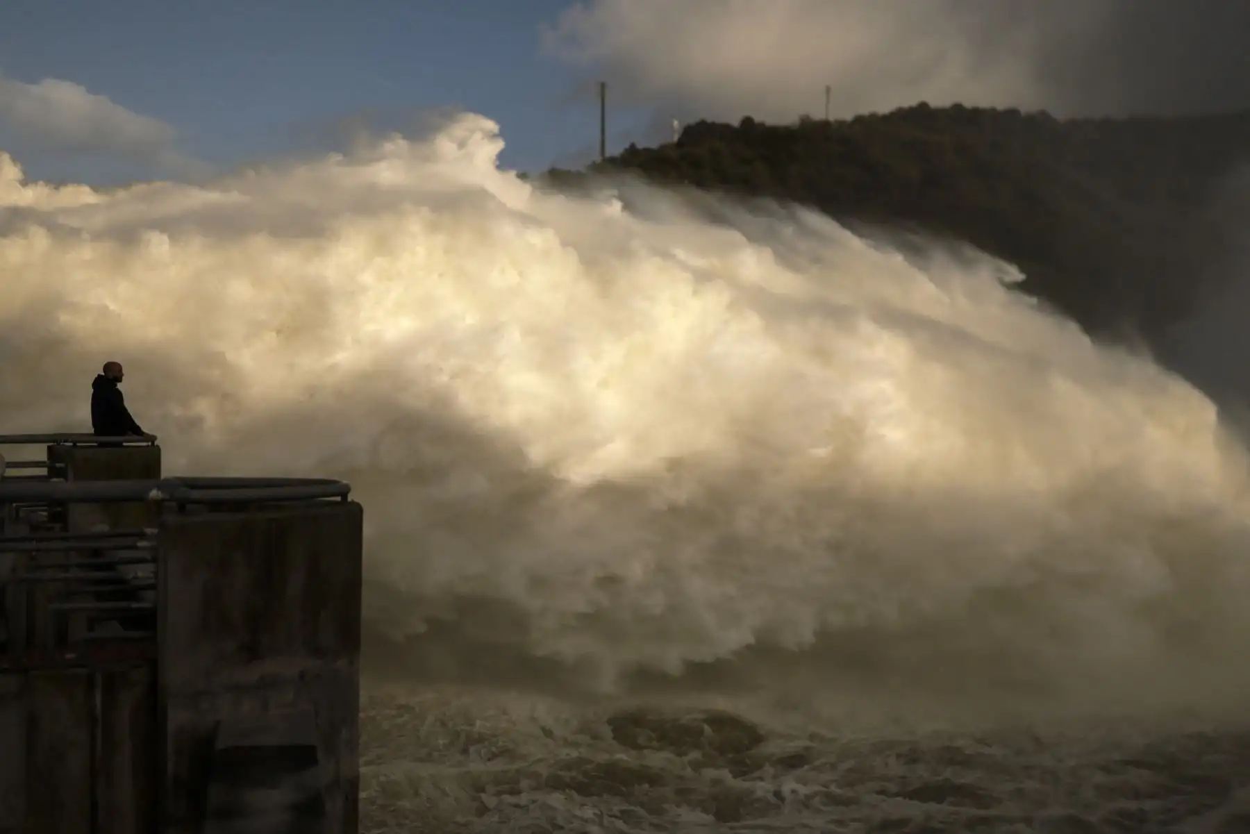 La tormenta Leonardo de esta semana dejó un muerto en Portugal y azotó Andalucía, en el sur de España, donde los equipos de rescate buscaban a una mujer desaparecida y evacuaron a miles de personas. Foto: AFP