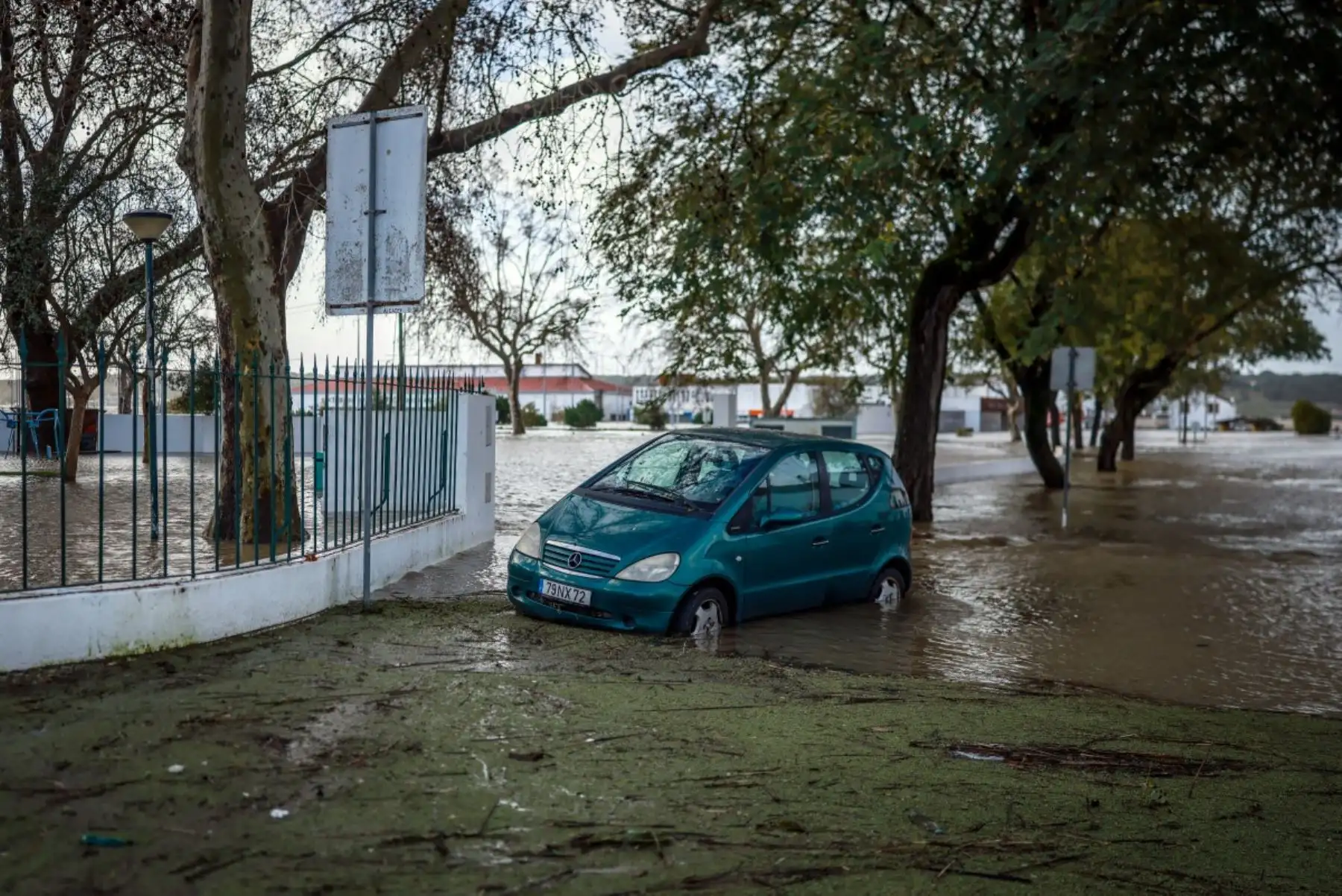 Una tormenta que desató hasta 35 centímetros (14 pulgadas) de lluvia en 24 horas azotó  la Península Ibérica, obligando a miles de personas en el sur de España a abandonar sus hogares, cerrando escuelas y cancelando trenes.  AFP