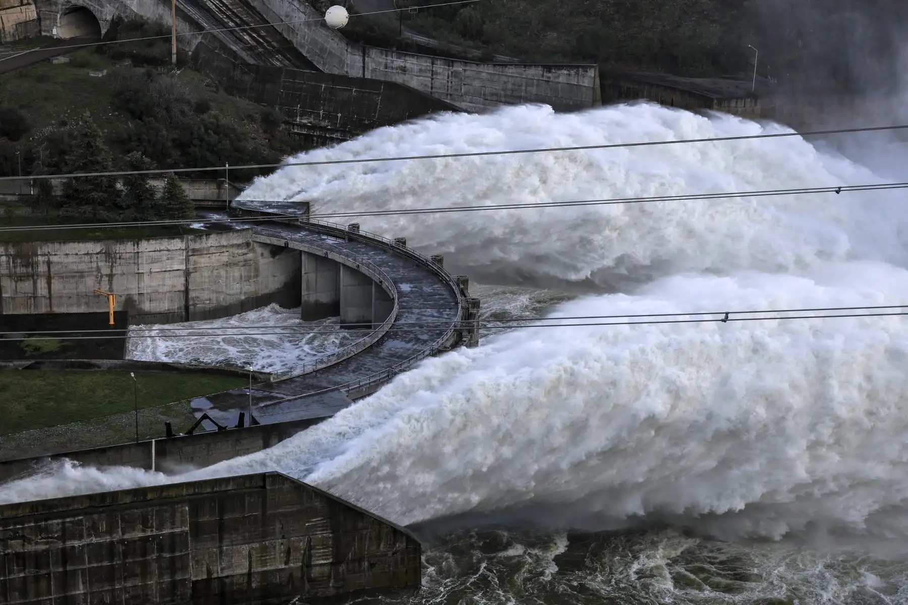 Leonardo agravó las dificultades de los residentes en Portugal, que ya se estaban recuperando de la tormenta Kristin de la semana pasada, que causó la muerte de cinco personas, hirió a cientos y dejó a decenas de miles de clientes sin electricidad. AFP