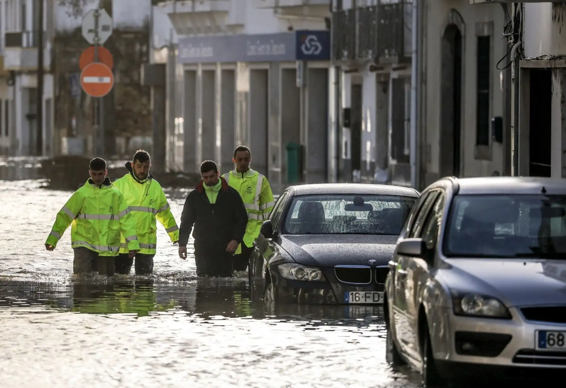 España levantó hoy su alerta meteorológica máxima por lluvias torrenciales en la región sur de Andalucía, donde una mujer desapareció, un día después de que la tormenta causara la muerte de una persona en Portugal.  AFP