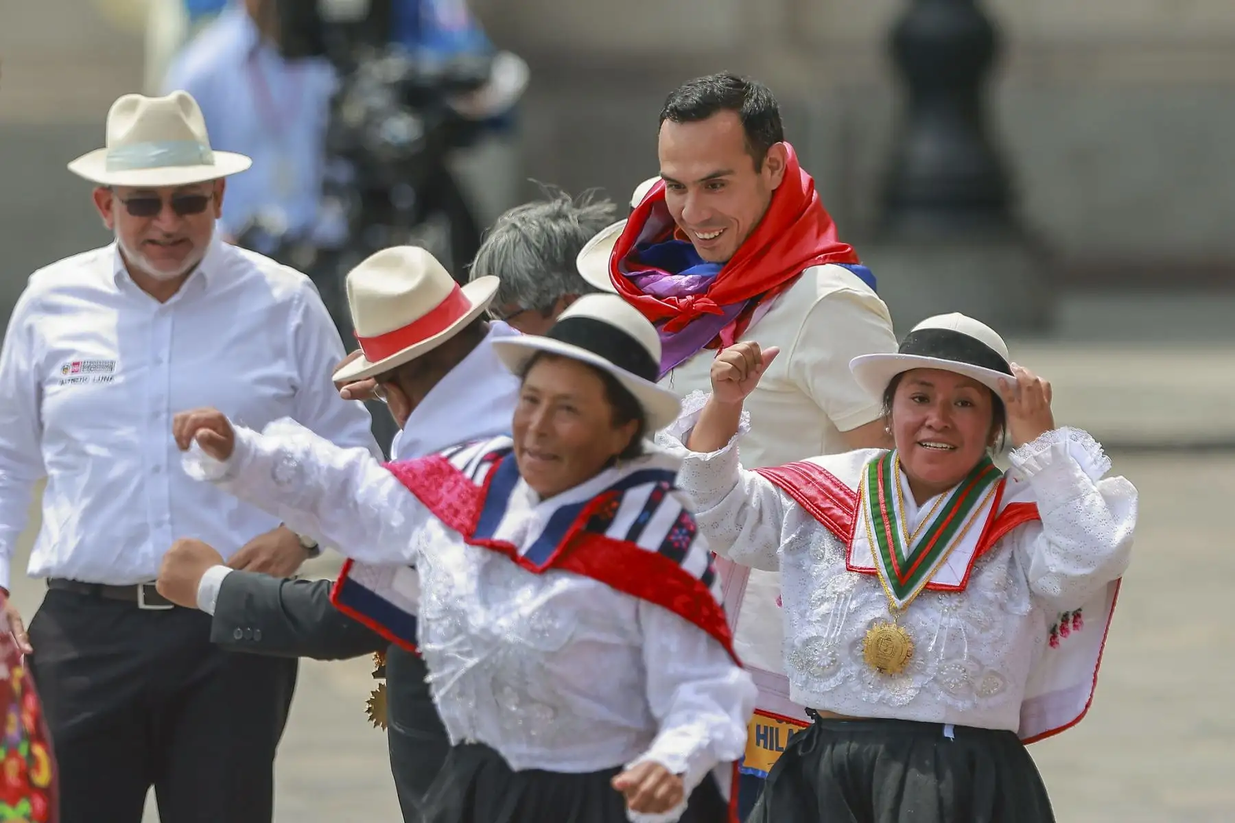 El presidente de la república, José Jerí, junto con el ministro de Cultura, Alfredo Luna, recibió en el Patio de Honor a los 16 barrios del distrito de Marco, provincia de Jauja (Junín), que hicieron vibrar Palacio al ritmo de una tradición que enorgullece al país. Foto: ANDINA/Prensa Presidencia
