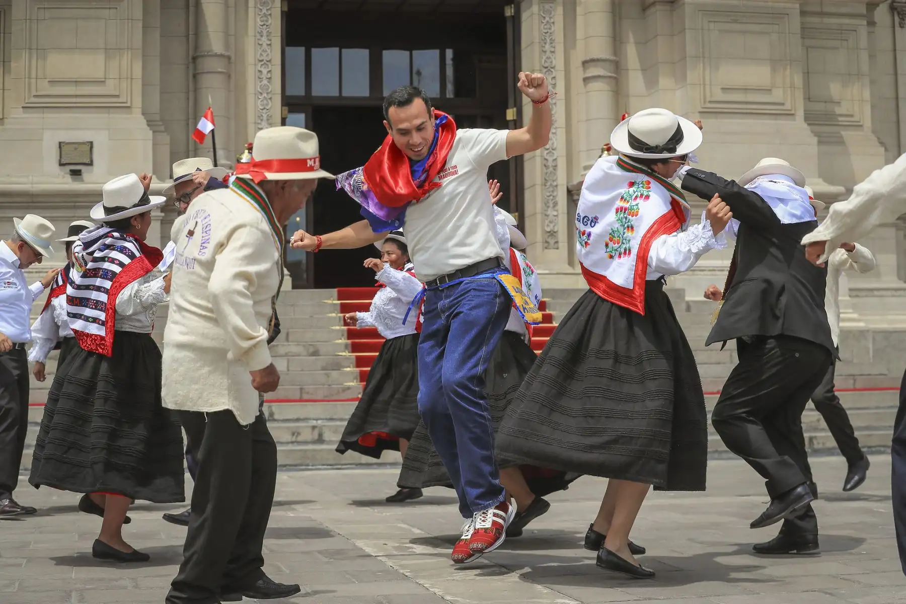 El presidente de la república, José Jerí, junto con el ministro de Cultura, Alfredo Luna, recibió en el Patio de Honor a los 16 barrios del distrito de Marco, provincia de Jauja (Junín), que hicieron vibrar Palacio al ritmo de una tradición que enorgullece al país. Foto: ANDINA/Prensa Presidencia