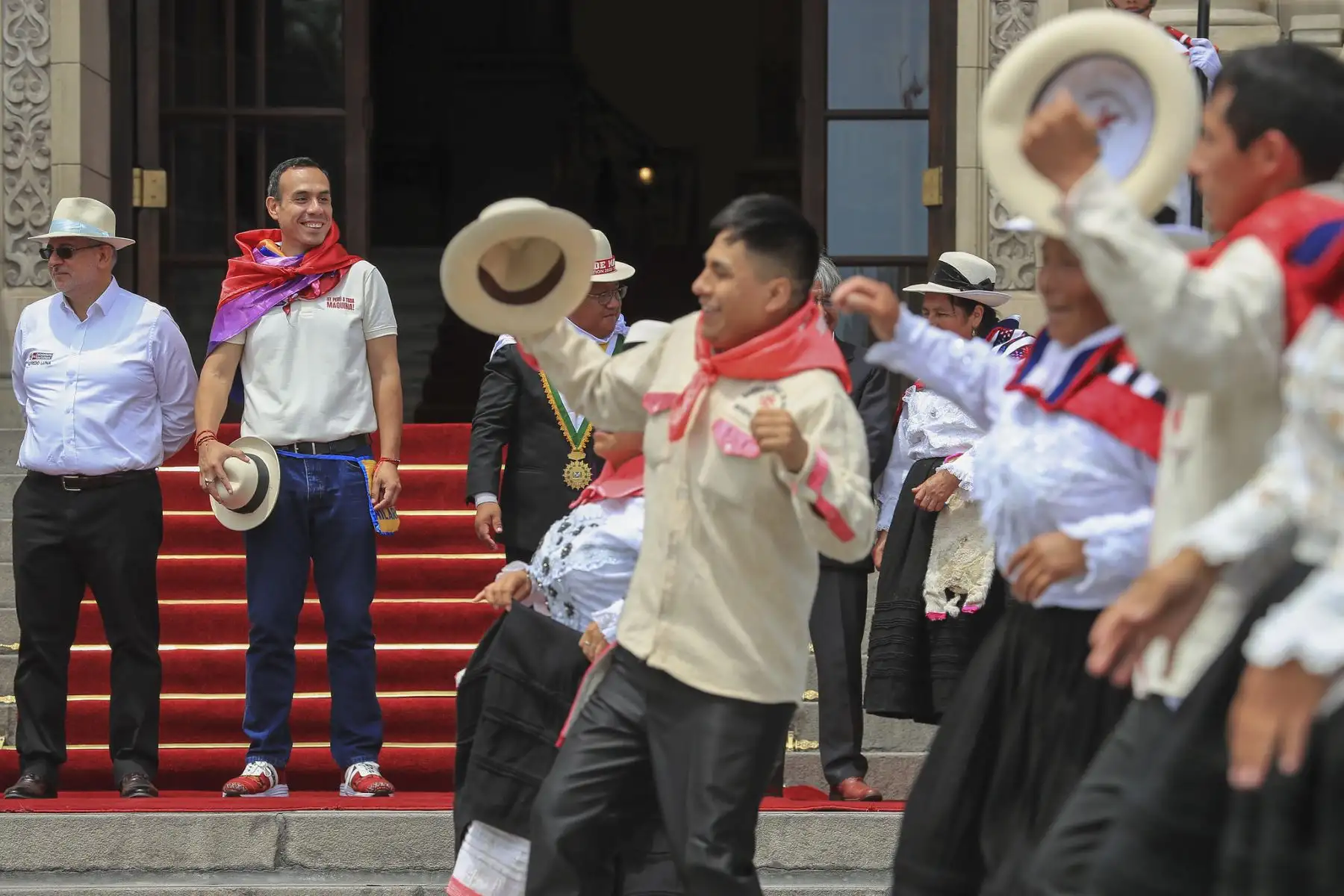 El presidente de la república, José Jerí, junto con el ministro de Cultura, Alfredo Luna, recibió en el Patio de Honor a los 16 barrios del distrito de Marco, provincia de Jauja (Junín), que hicieron vibrar Palacio al ritmo de una tradición que enorgullece al país. Foto: ANDINA/Prensa Presidencia