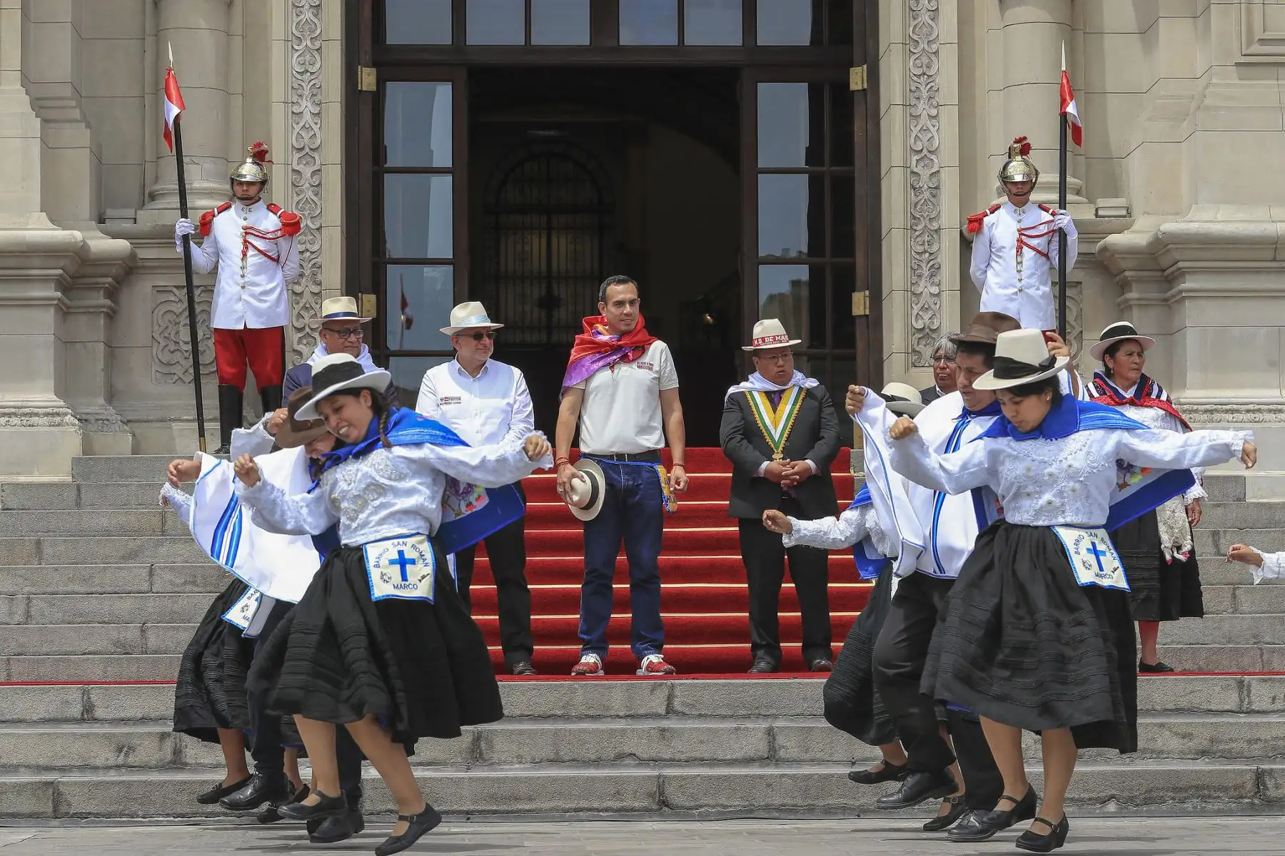 El presidente de la república, José Jerí, junto con el ministro de Cultura, Alfredo Luna, recibió en el Patio de Honor a los 16 barrios del distrito de Marco, provincia de Jauja (Junín), que hicieron vibrar Palacio al ritmo de una tradición que enorgullece al país. Foto: ANDINA/Prensa Presidencia