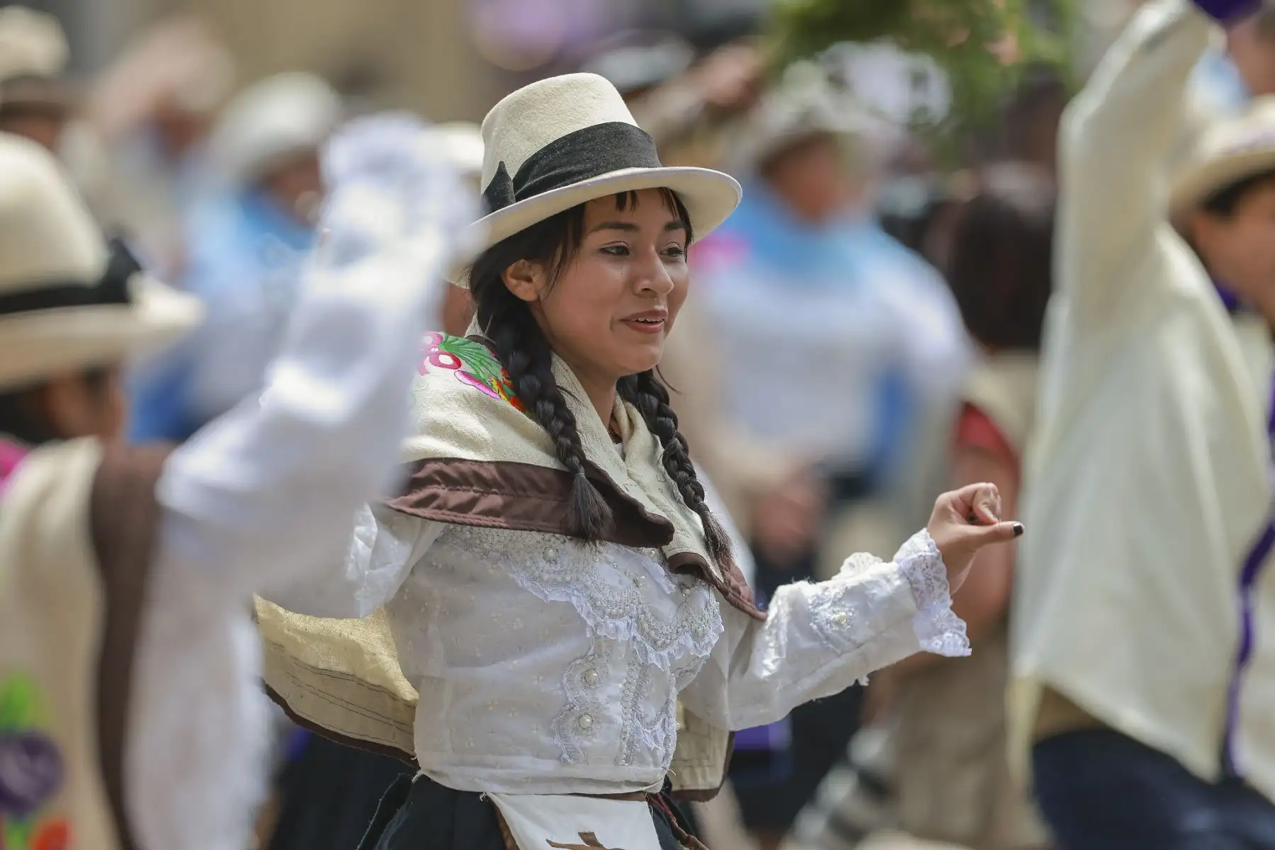 El presidente de la república, José Jerí, junto con el ministro de Cultura, Alfredo Luna, recibió en el Patio de Honor a los 16 barrios del distrito de Marco, provincia de Jauja (Junín), que hicieron vibrar Palacio al ritmo de una tradición que enorgullece al país. Foto: ANDINA/Prensa Presidencia