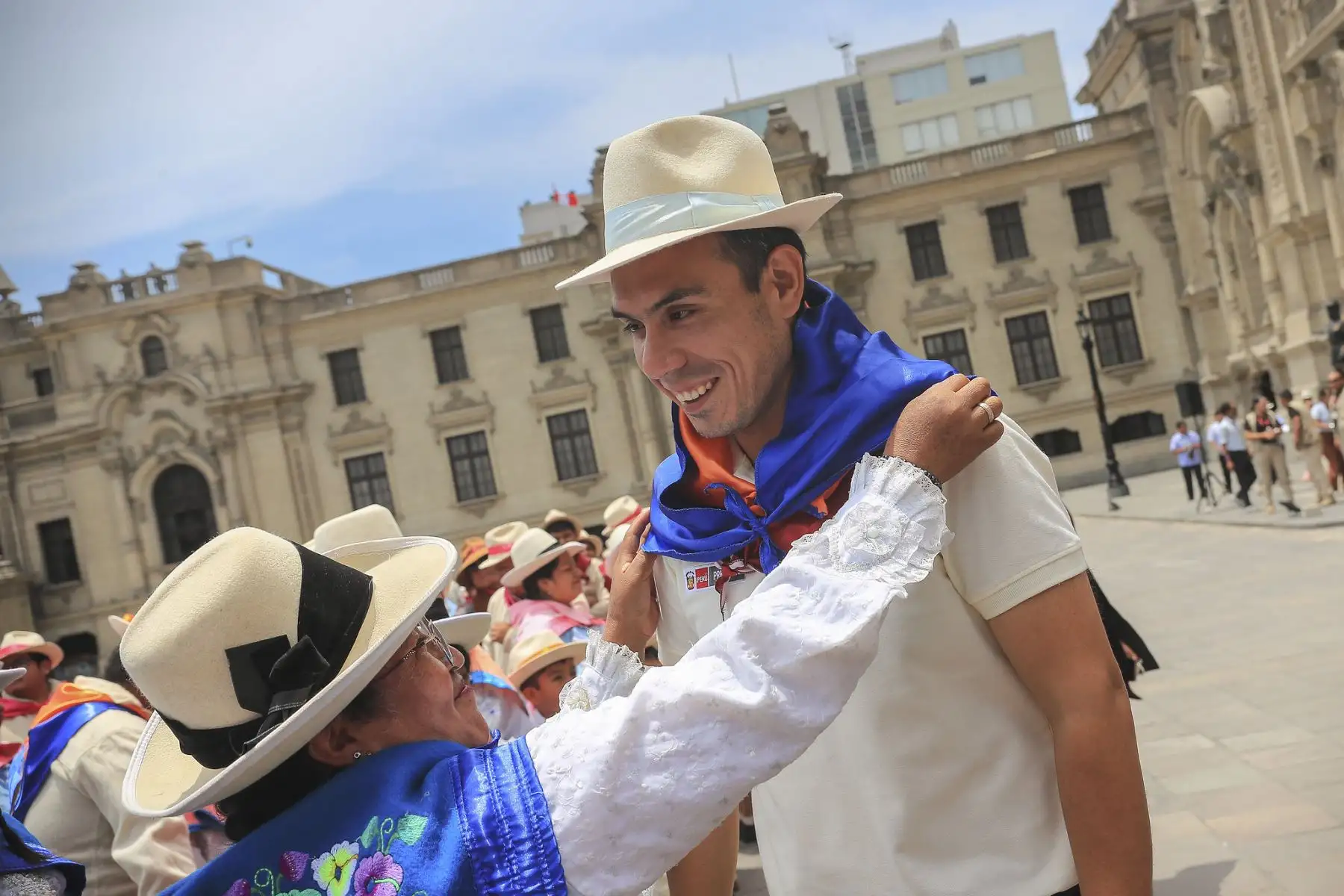 El presidente de la república, José Jerí, junto con el ministro de Cultura, Alfredo Luna, recibió en el Patio de Honor a los 16 barrios del distrito de Marco, provincia de Jauja (Junín), que hicieron vibrar Palacio al ritmo de una tradición que enorgullece al país. Foto: ANDINA/Prensa Presidencia