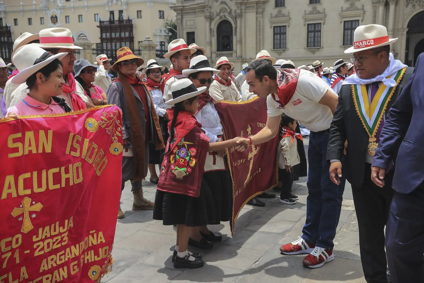 El presidente de la república, José Jerí, junto con el ministro de Cultura, Alfredo Luna, recibió en el Patio de Honor a los 16 barrios del distrito de Marco, provincia de Jauja (Junín), que hicieron vibrar Palacio al ritmo de una tradición que enorgullece al país. Foto: ANDINA/Prensa Presidencia