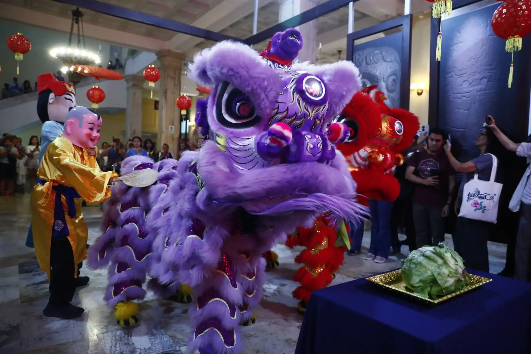 Al culminar el recorrido del Barrio Chino en el Centro de Lima, las más de 530 personas que participaron en la visita guiada pudieron apreciar un colorido espectáculo de música y danzas orientales, con la participación especial de los tradicionales dragones chinos, en el hall de la Biblioteca Nacional del Perú, en su sede del Cercado de Lima. Foto: ANDINA/Daniel Bracamonte