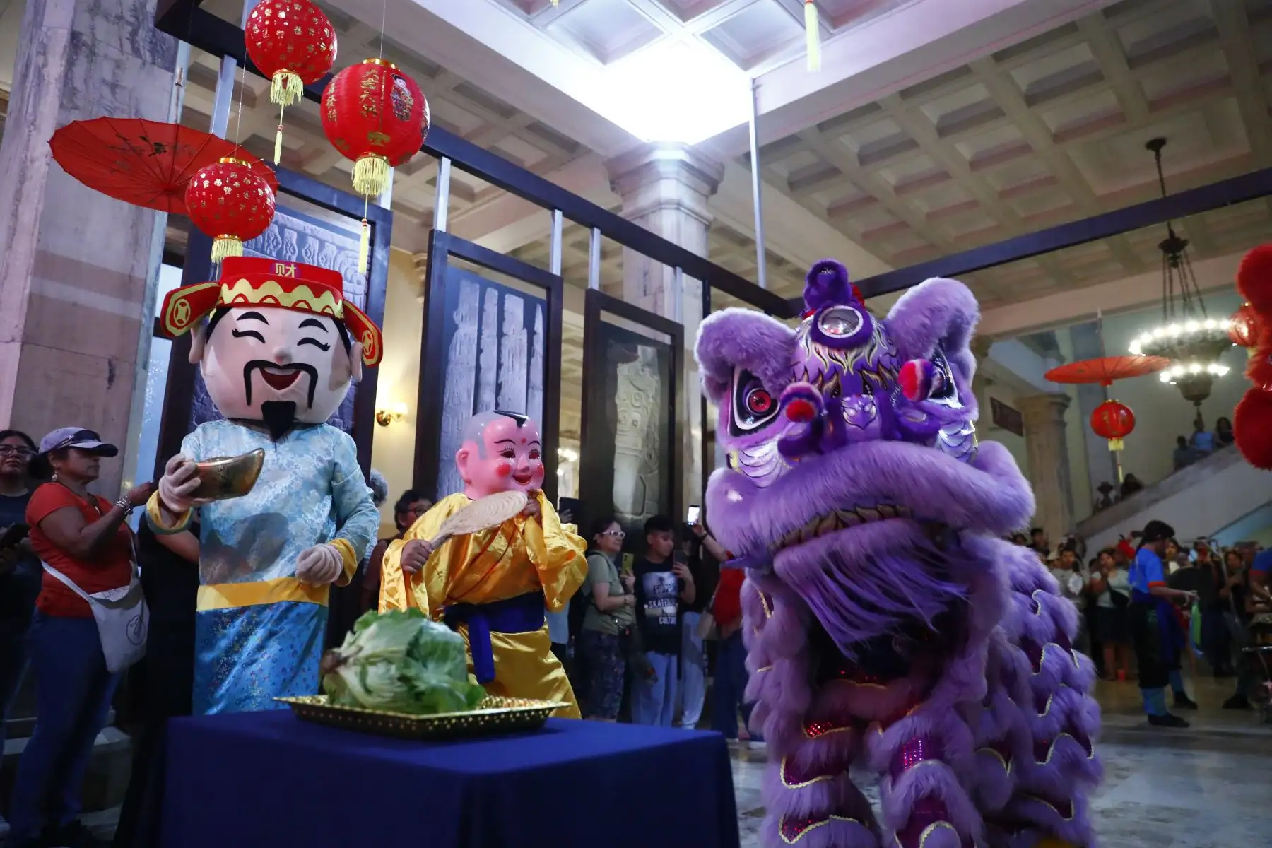 Al culminar el recorrido del Barrio Chino en el Centro de Lima, las más de 530 personas que participaron en la visita guiada pudieron apreciar un colorido espectáculo de música y danzas orientales, con la participación especial de los tradicionales dragones chinos, en el hall de la Biblioteca Nacional del Perú, en su sede del Cercado de Lima. Foto: ANDINA/Daniel Bracamonte