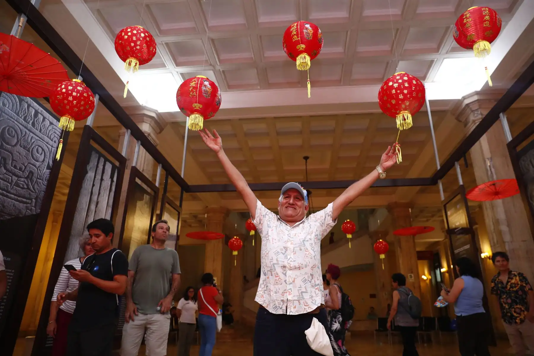 Más de 530 peruanos divididos en 4 grupos recorrieron el histórico Barrio Chino del Centro de Lima, como parte de un programa de recorridos turísticos gratuitos por la ciudad capital organizado por la Biblioteca Nacional del Perú, como preámbulo  del inicio del Año Nuevo Chino 2026 a celebrarse en quincena de febrero. Foto: ANDINA/Daniel Bracamonte