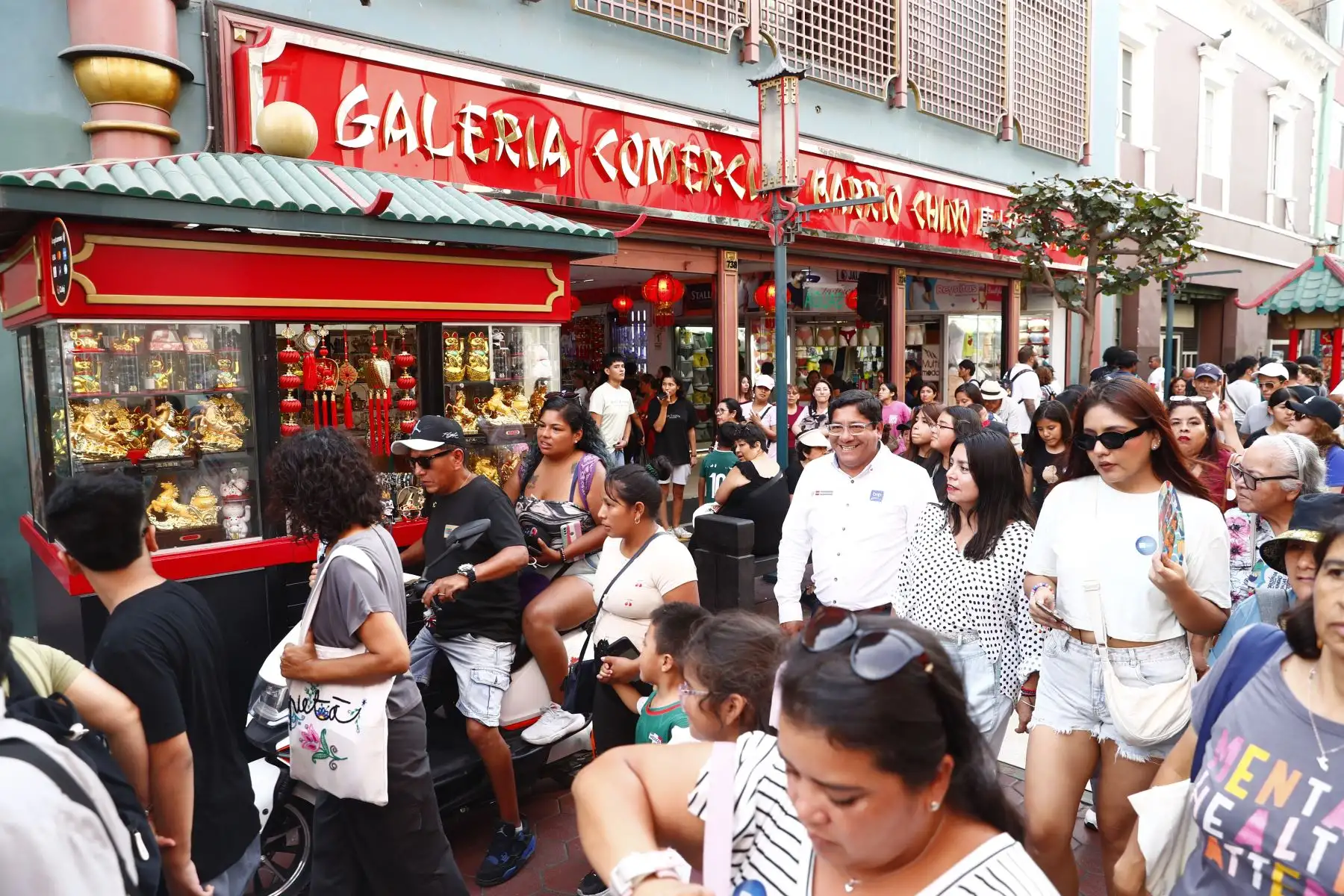 Más de 530 peruanos divididos en 4 grupos recorrieron el histórico Barrio Chino del Centro de Lima, como parte de un programa de recorridos turísticos gratuitos por la ciudad capital organizado por la Biblioteca Nacional del Perú, como preámbulo  del inicio del Año Nuevo Chino 2026 a celebrarse en quincena de febrero. Foto: ANDINA/Daniel Bracamonte