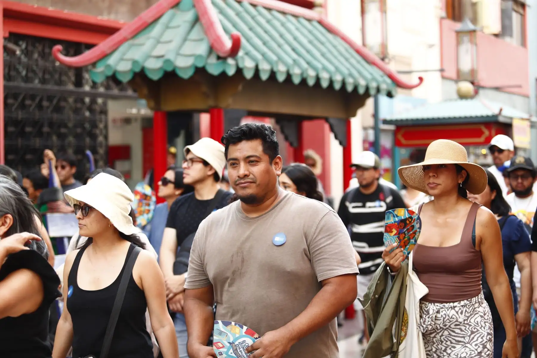 Más de 530 peruanos divididos en 4 grupos recorrieron el histórico Barrio Chino del Centro de Lima, como parte de un programa de recorridos turísticos gratuitos por la ciudad capital organizado por la Biblioteca Nacional del Perú, como preámbulo  del inicio del Año Nuevo Chino 2026 a celebrarse en quincena de febrero. Foto: ANDINA/Daniel Bracamonte