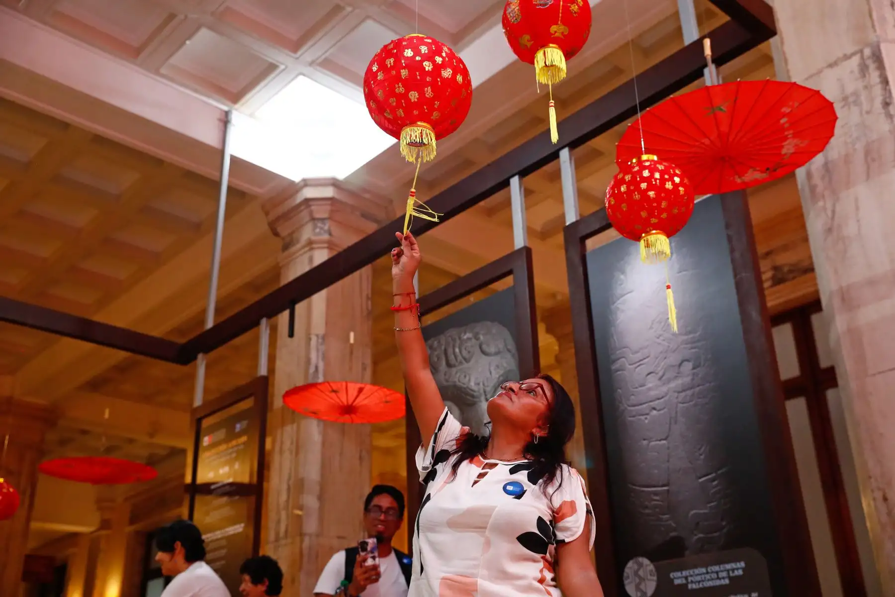 Más de 530 peruanos divididos en 4 grupos recorrieron el histórico Barrio Chino del Centro de Lima, como parte de un programa de recorridos turísticos gratuitos por la ciudad capital organizado por la Biblioteca Nacional del Perú, como preámbulo  del inicio del Año Nuevo Chino 2026 a celebrarse en quincena de febrero. Foto: ANDINA/Daniel Bracamonte